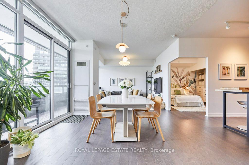3 Bedrooms Condo at 120 Bayview, Toronto For sale