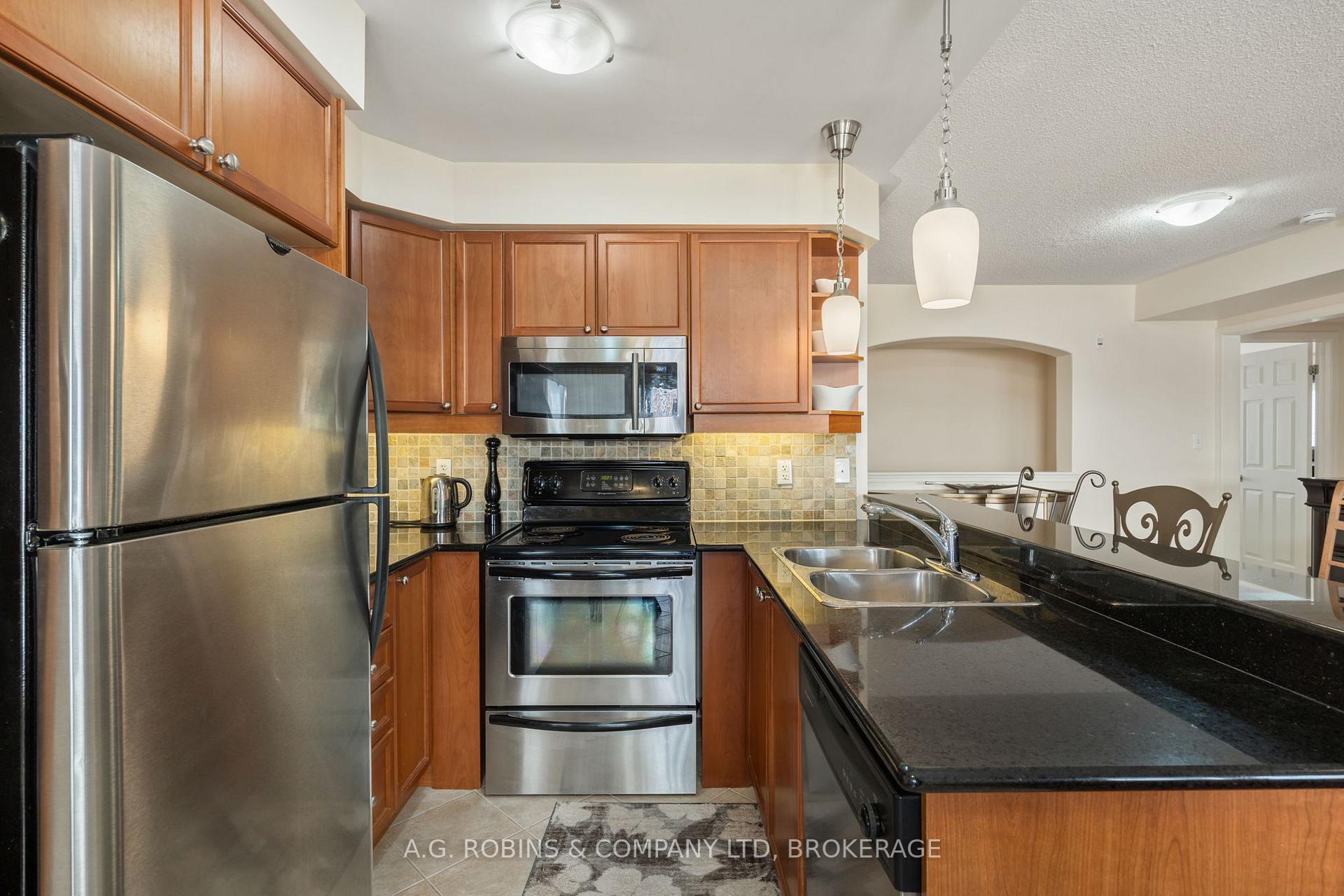 3 Bedrooms Condo at 595 Dundas, Mississauga For sale