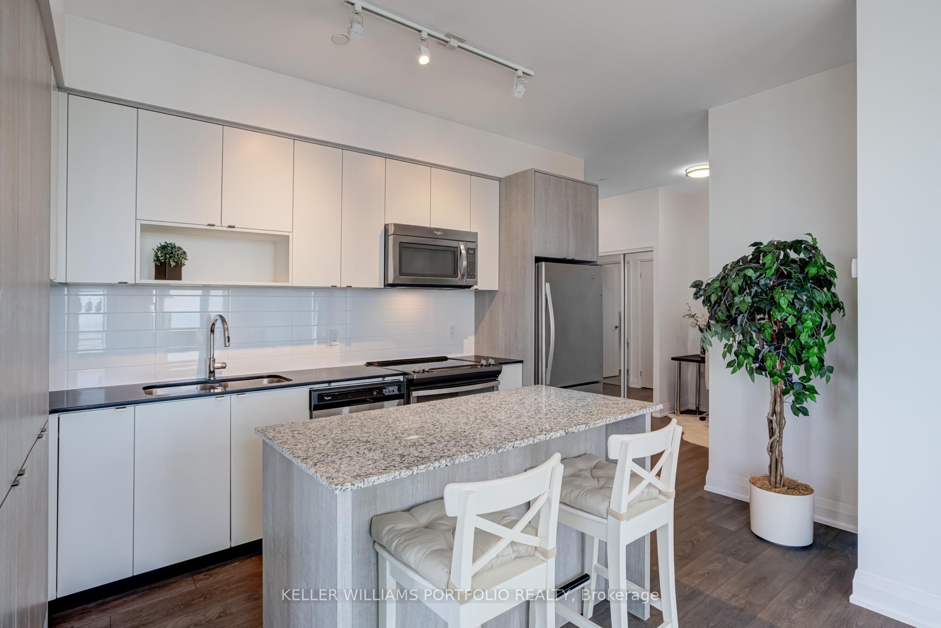 3 Bedrooms Condo at 9 Valhalla Inn, Toronto For sale