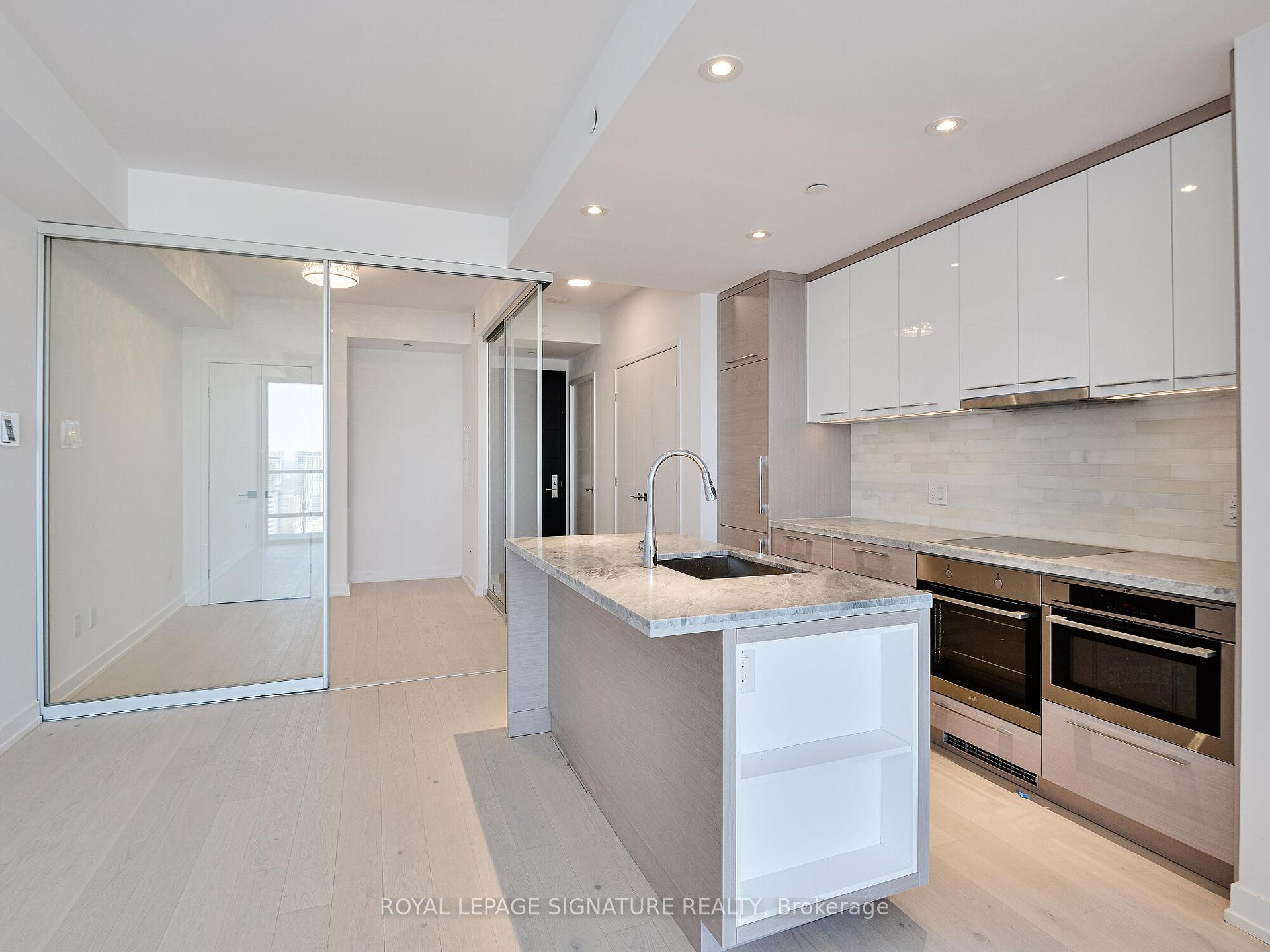 2 Bedrooms Condo at 488 University,  Toronto For sale