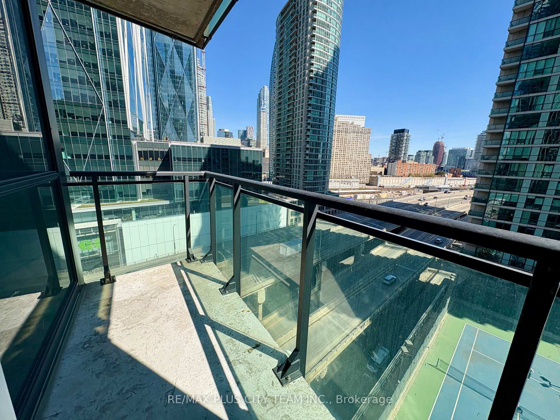 2 Bedrooms Condo at 18 Harbour,  Toronto For sale