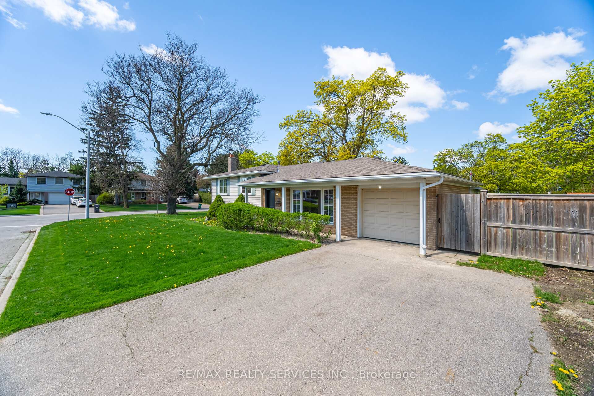 2 Ferndale Crescent, Brampton, ON L6W 1E9