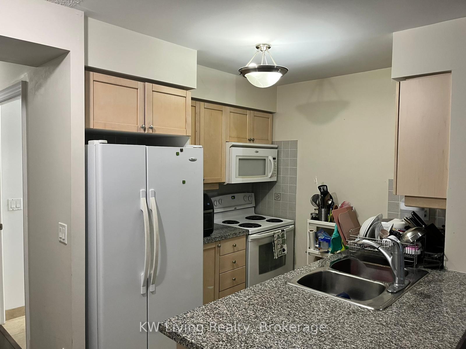 2 Bedrooms Condo at 15 Greenview, Toronto For sale