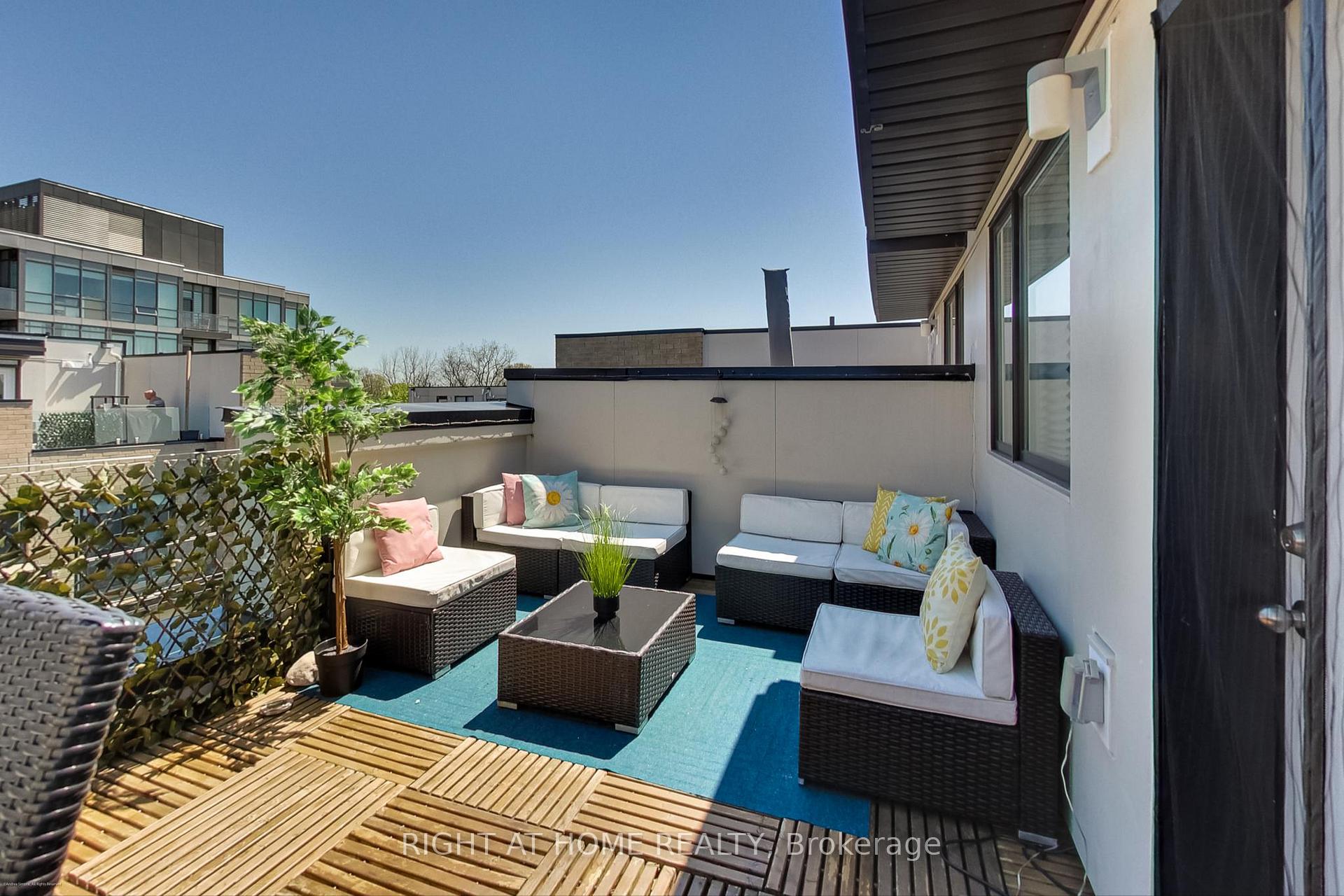 2 Bedrooms Condo at 30 Fieldway, Toronto For sale
