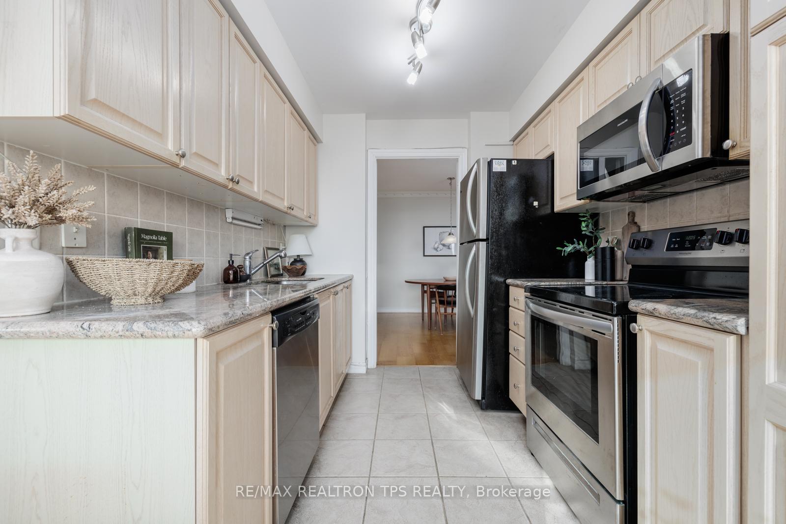 3 Bedrooms Condo at 61 Town Centre, Toronto For sale