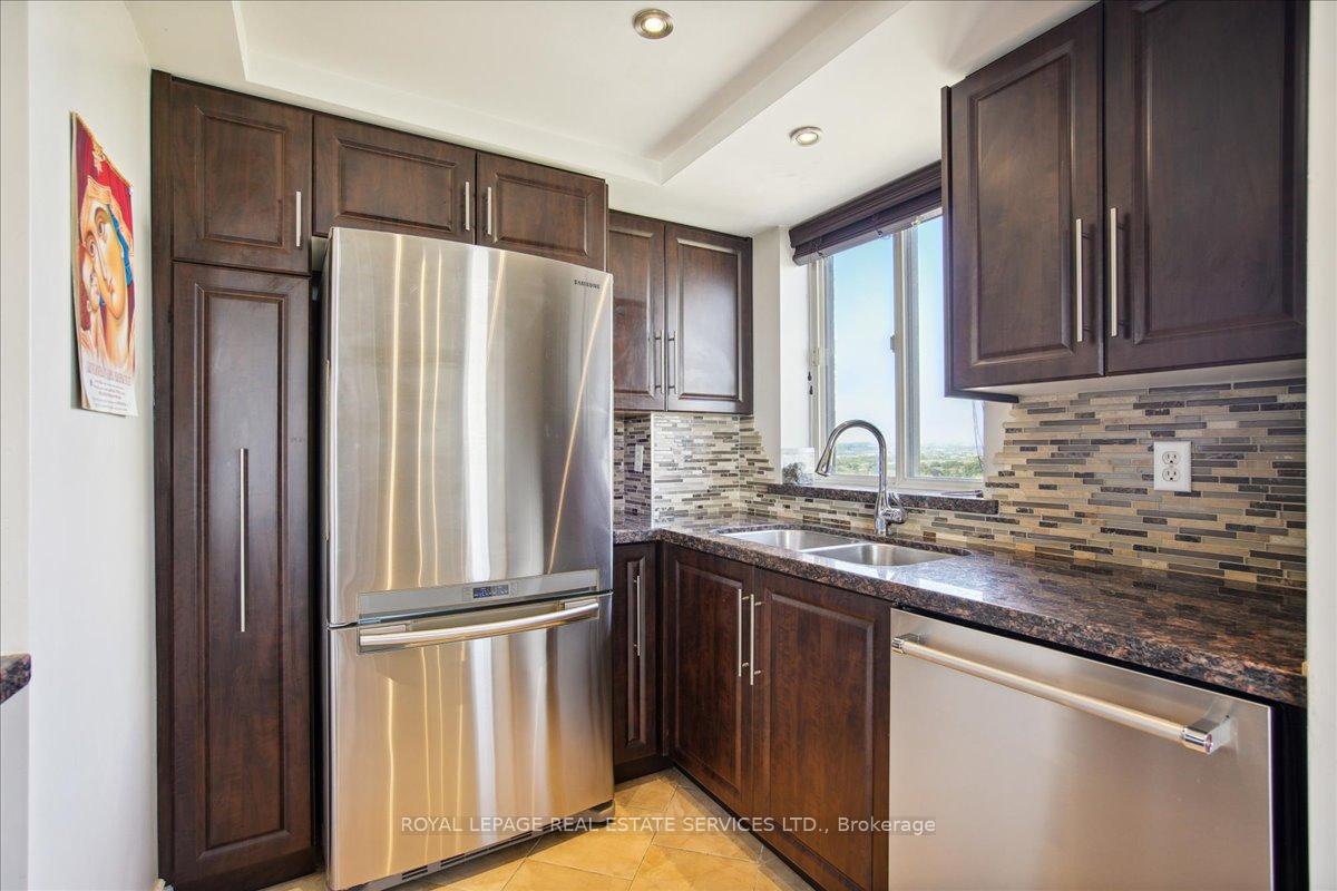 2 Bedrooms Condo at 1360 Rathburn,  Mississauga For sale