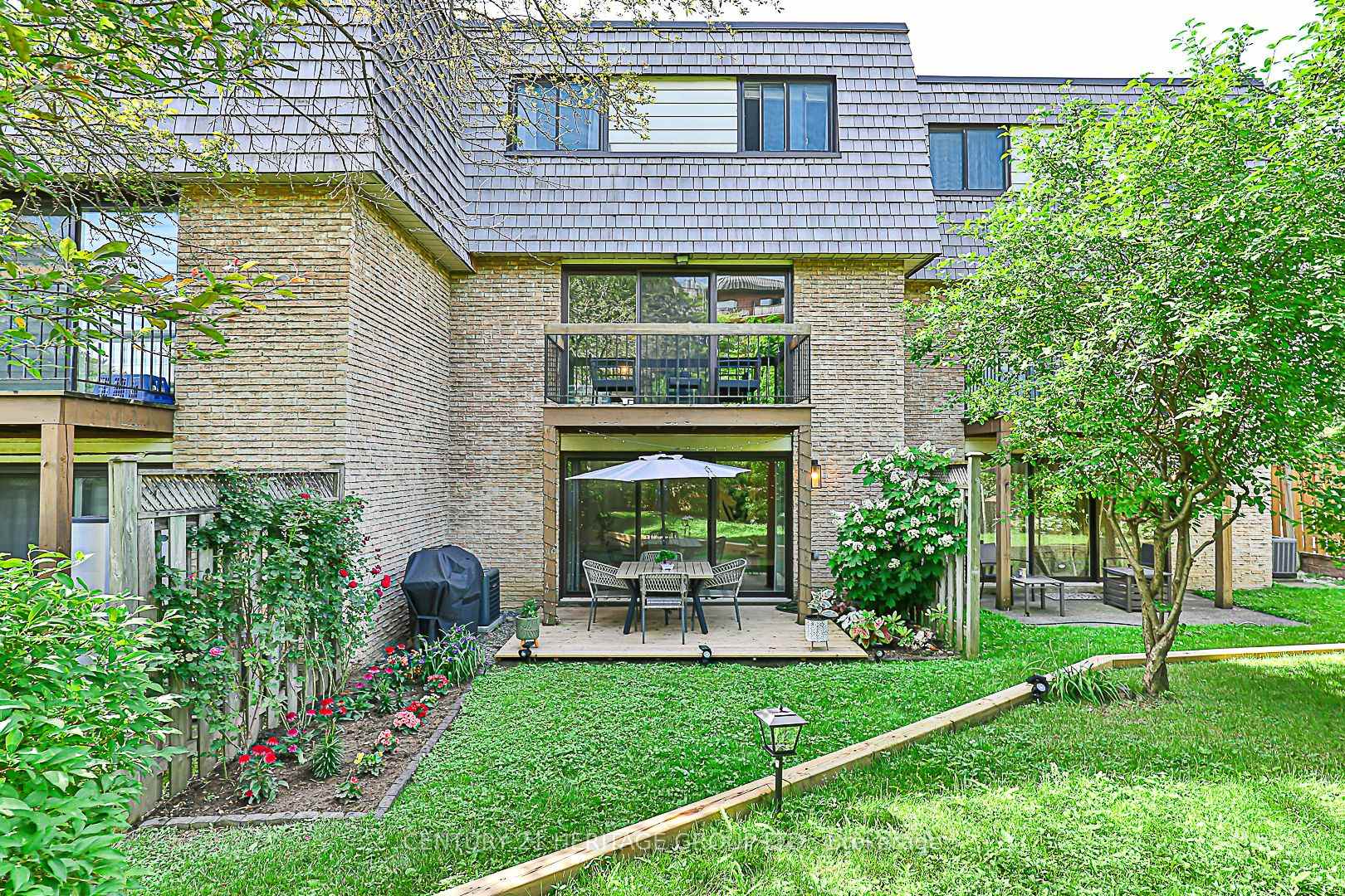 3 Bedrooms Condo at 4 Vale Carse, Toronto For sale