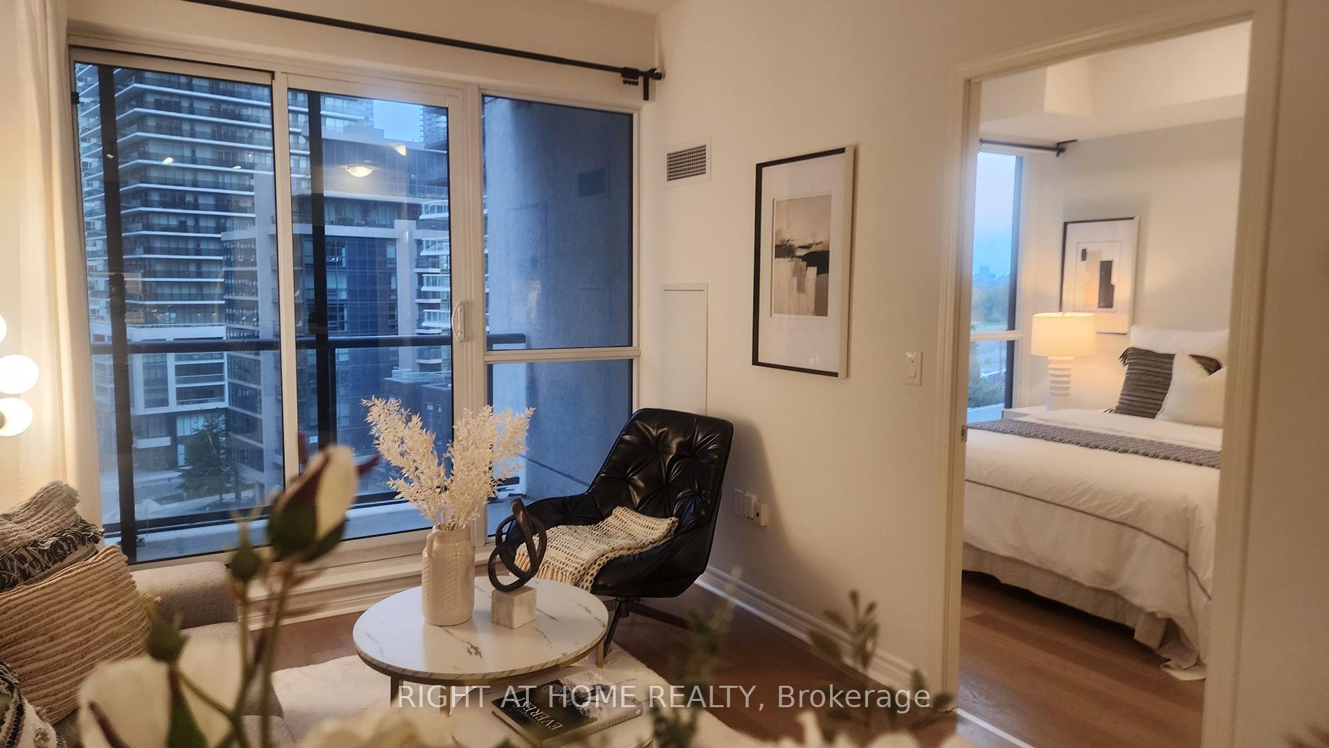 2 Bedrooms Condo at 39 Annie Craig, Toronto For sale