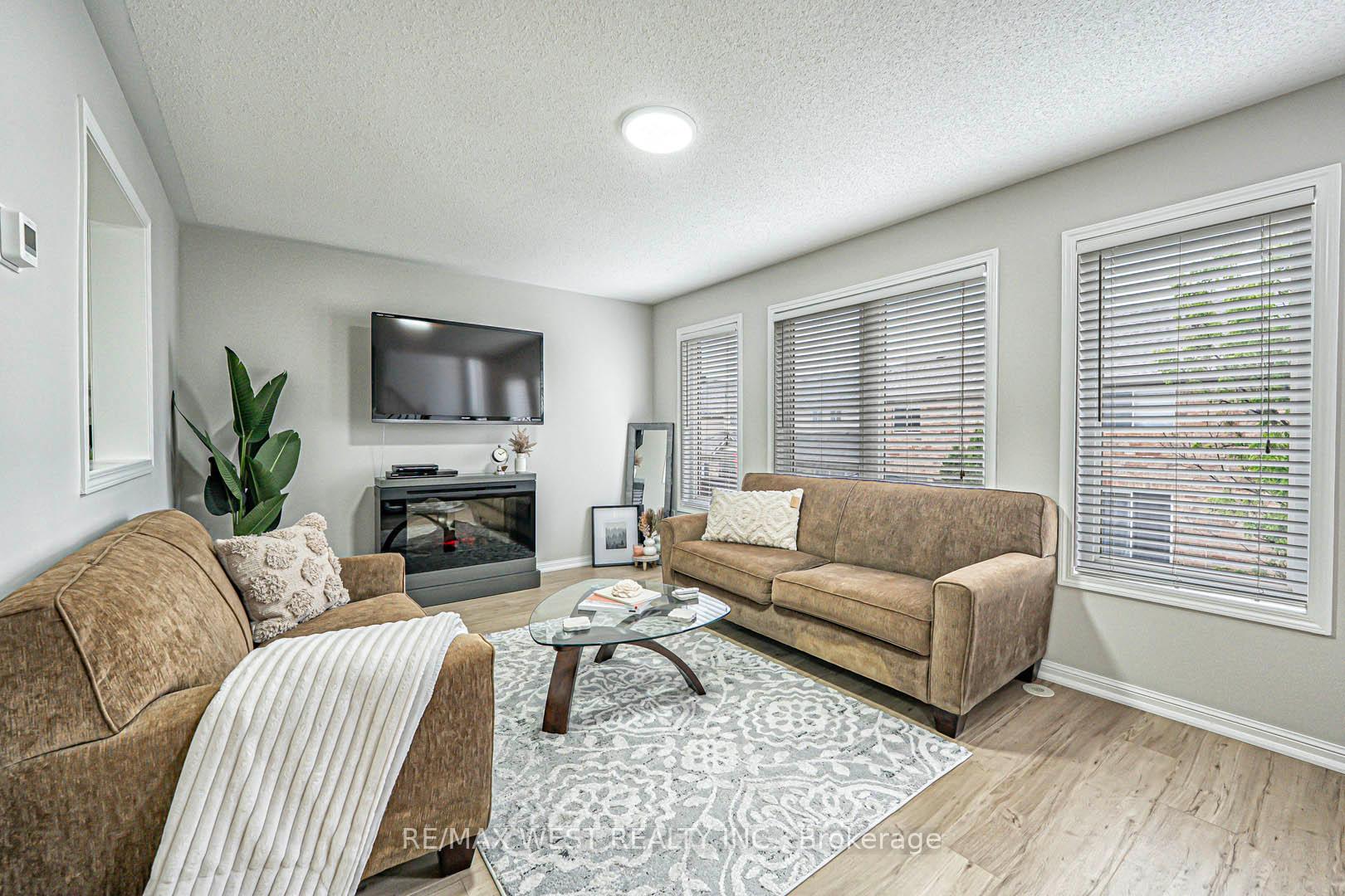 3 Bedrooms Condo at 3050 Rotary, Burlington For sale