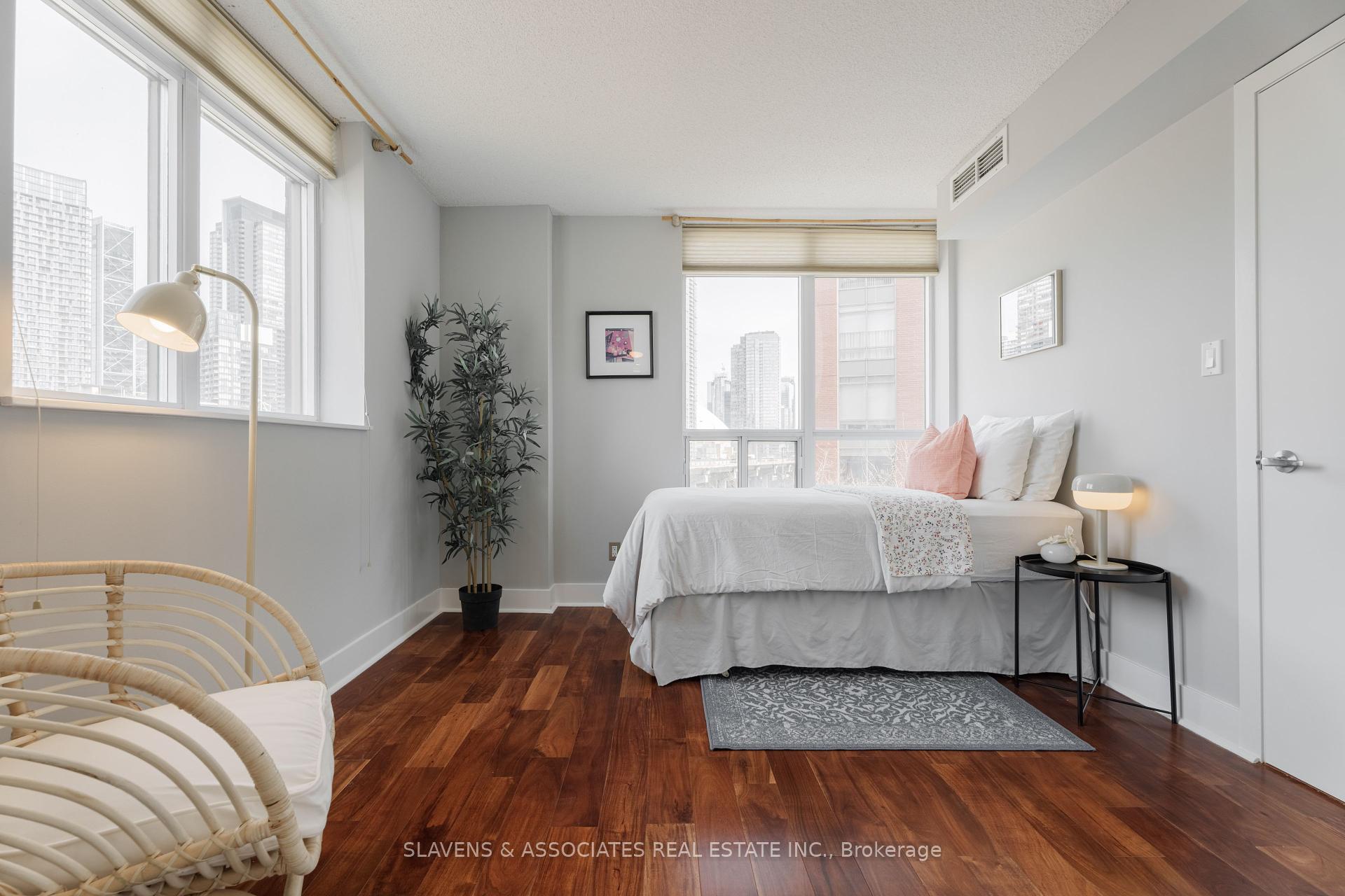 2 Bedrooms Condo at 550 Queens,  Toronto For sale