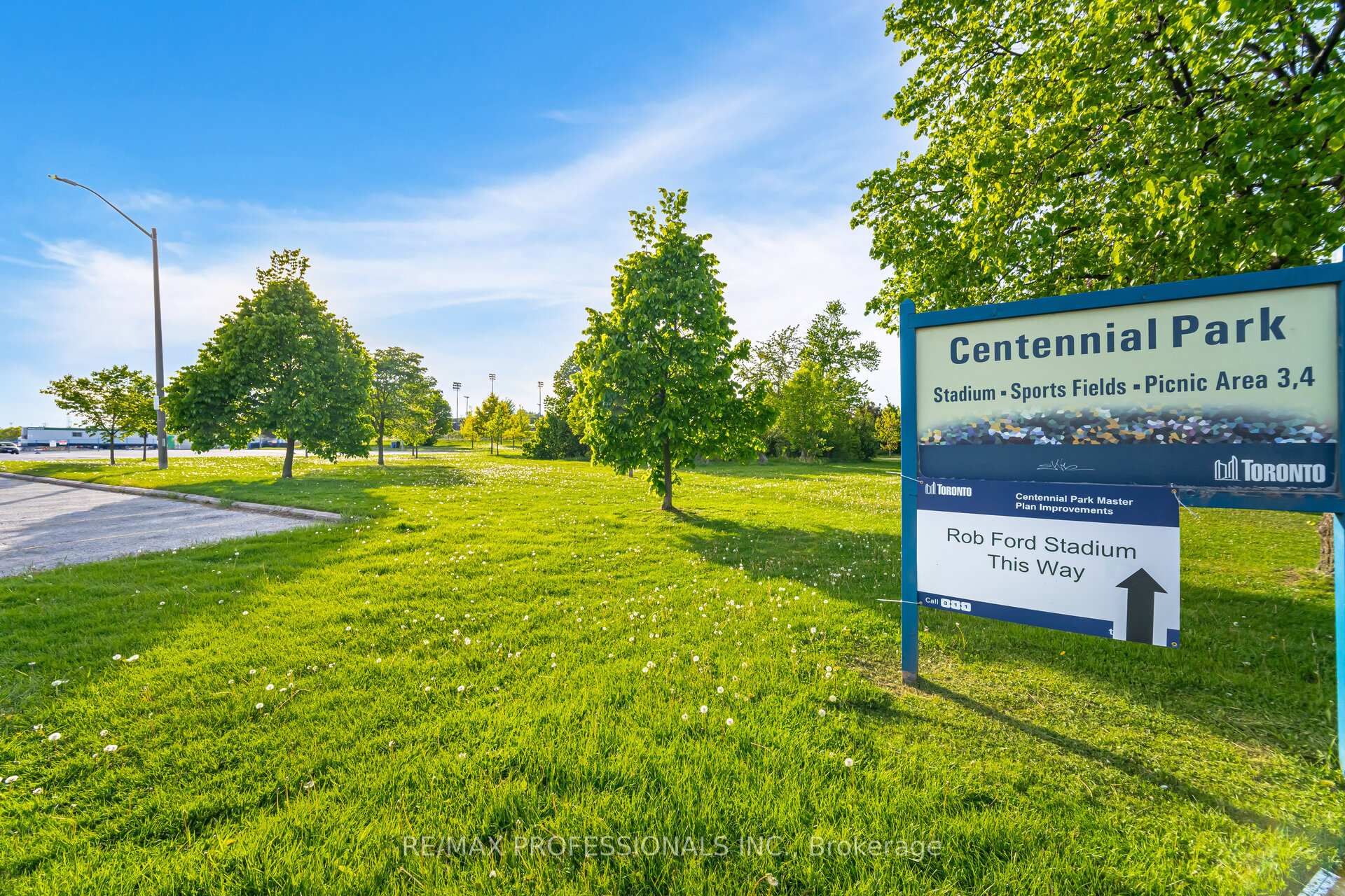 3 Bedrooms Condo at 582 Renforth, Toronto For sale