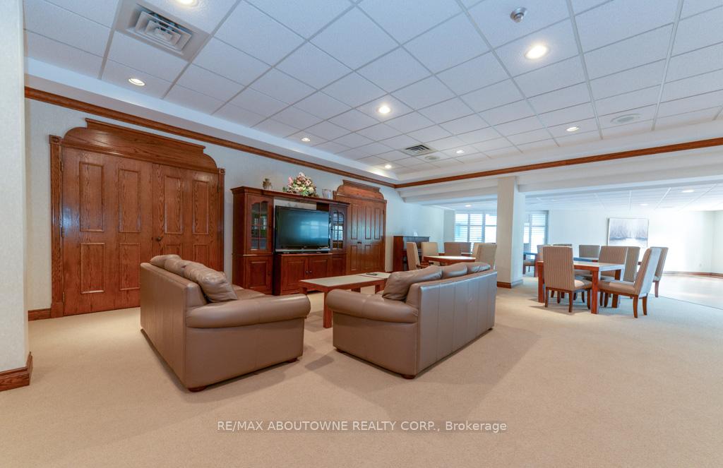 2 Bedrooms Condo at 1903 Pilgrims, Oakville For sale