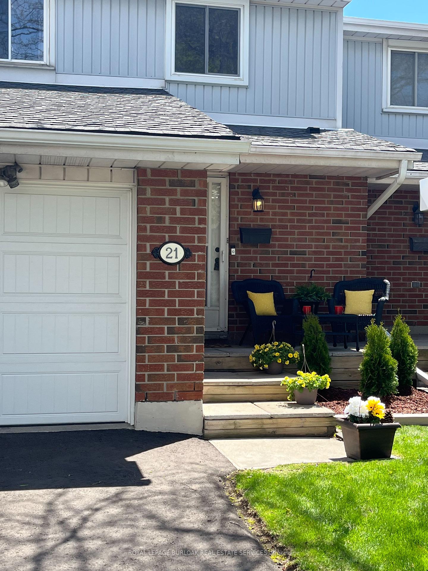 4 Bedrooms Condo at 25 Redbury,  Hamilton For sale