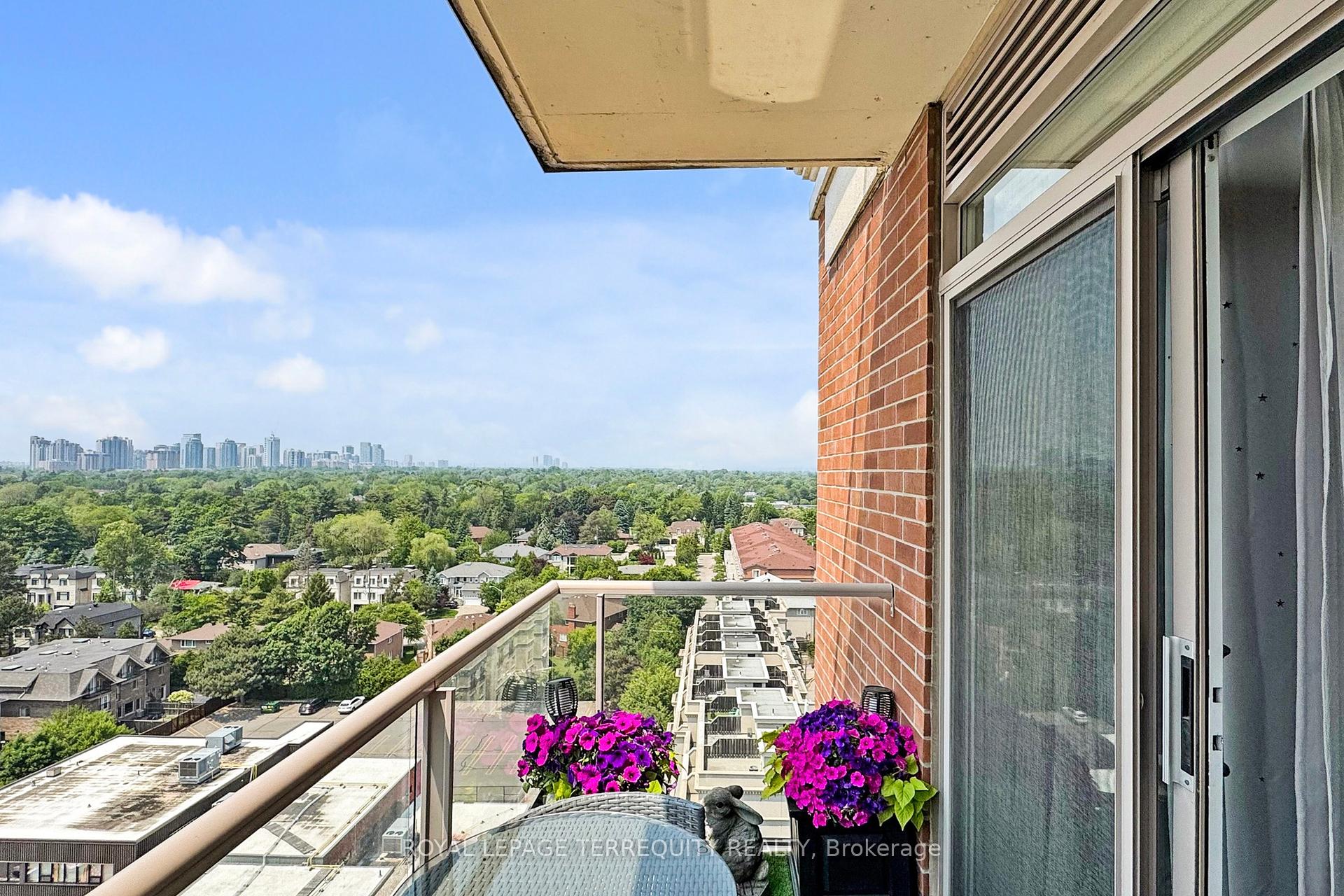 3 Bedrooms Condo at 2 Clairtrell, Toronto For sale