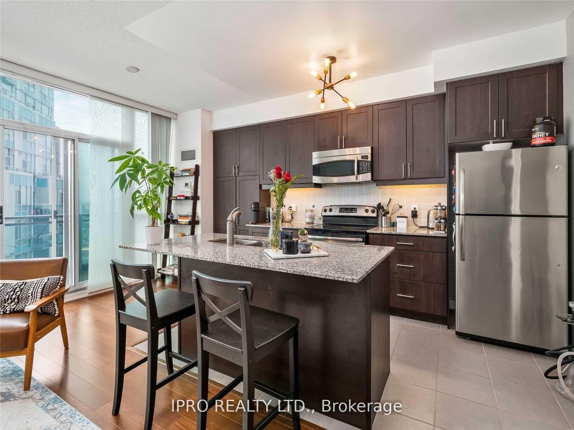 2 Bedrooms Condo at 223 Webb, Mississauga For sale