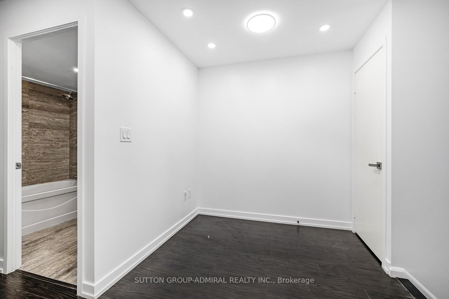3 Bedrooms Condo at 18 Capreol, Toronto For sale