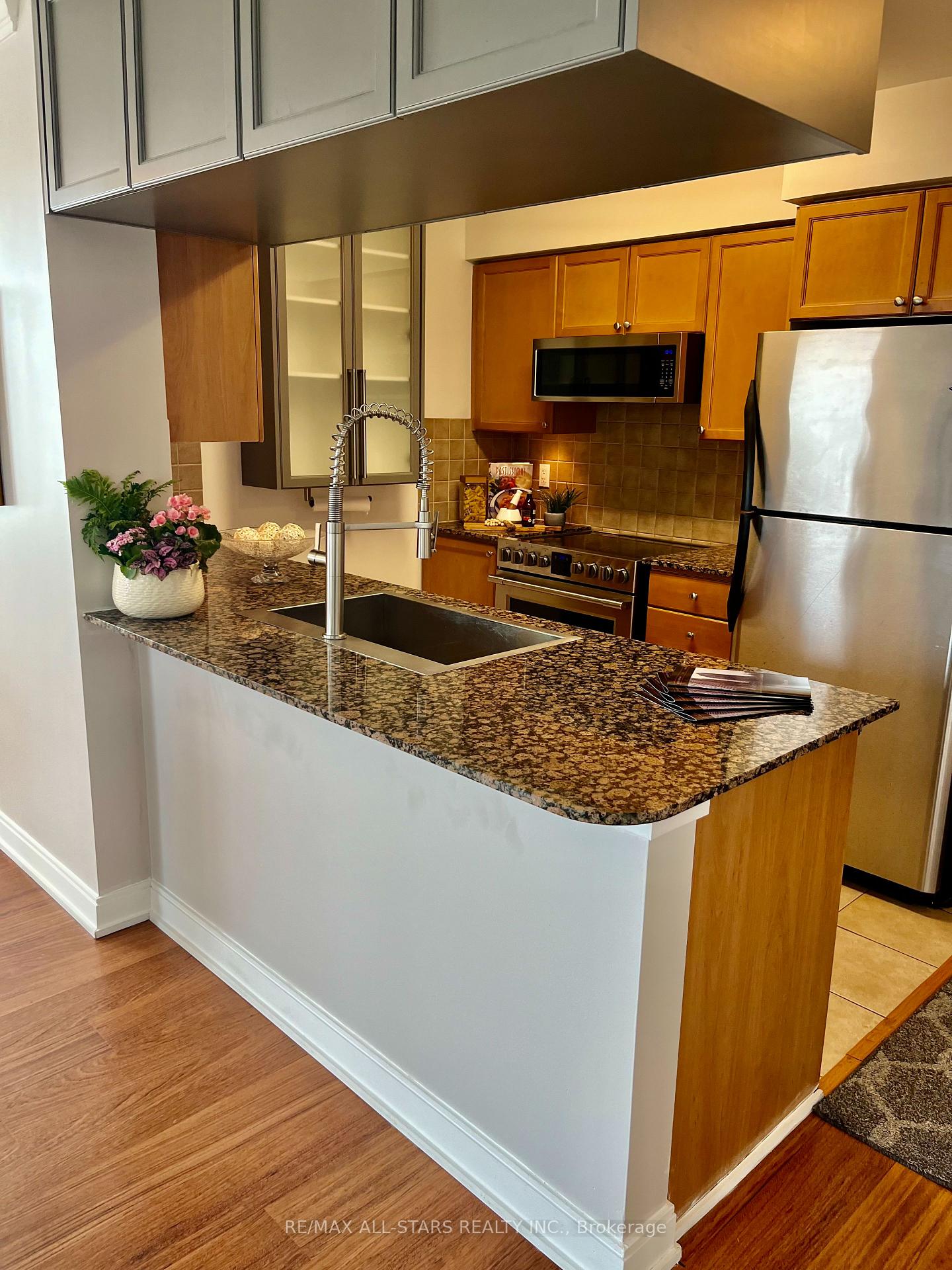 2 Bedrooms Condo at 35 Viking, Toronto For sale