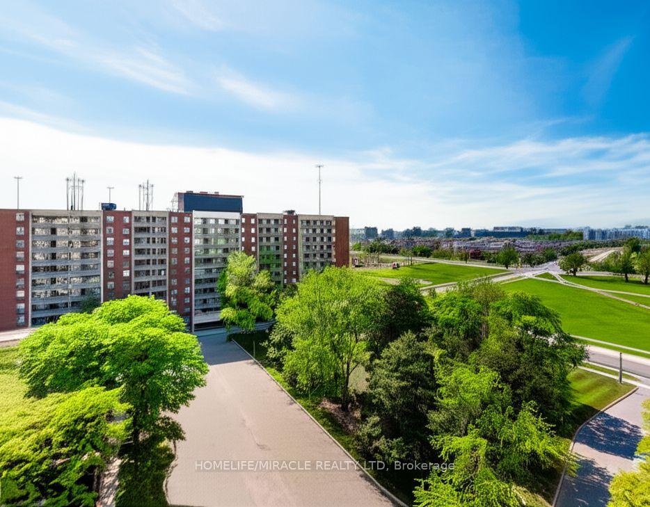 3 Bedrooms Condo at 1 Four Winds, Toronto For sale