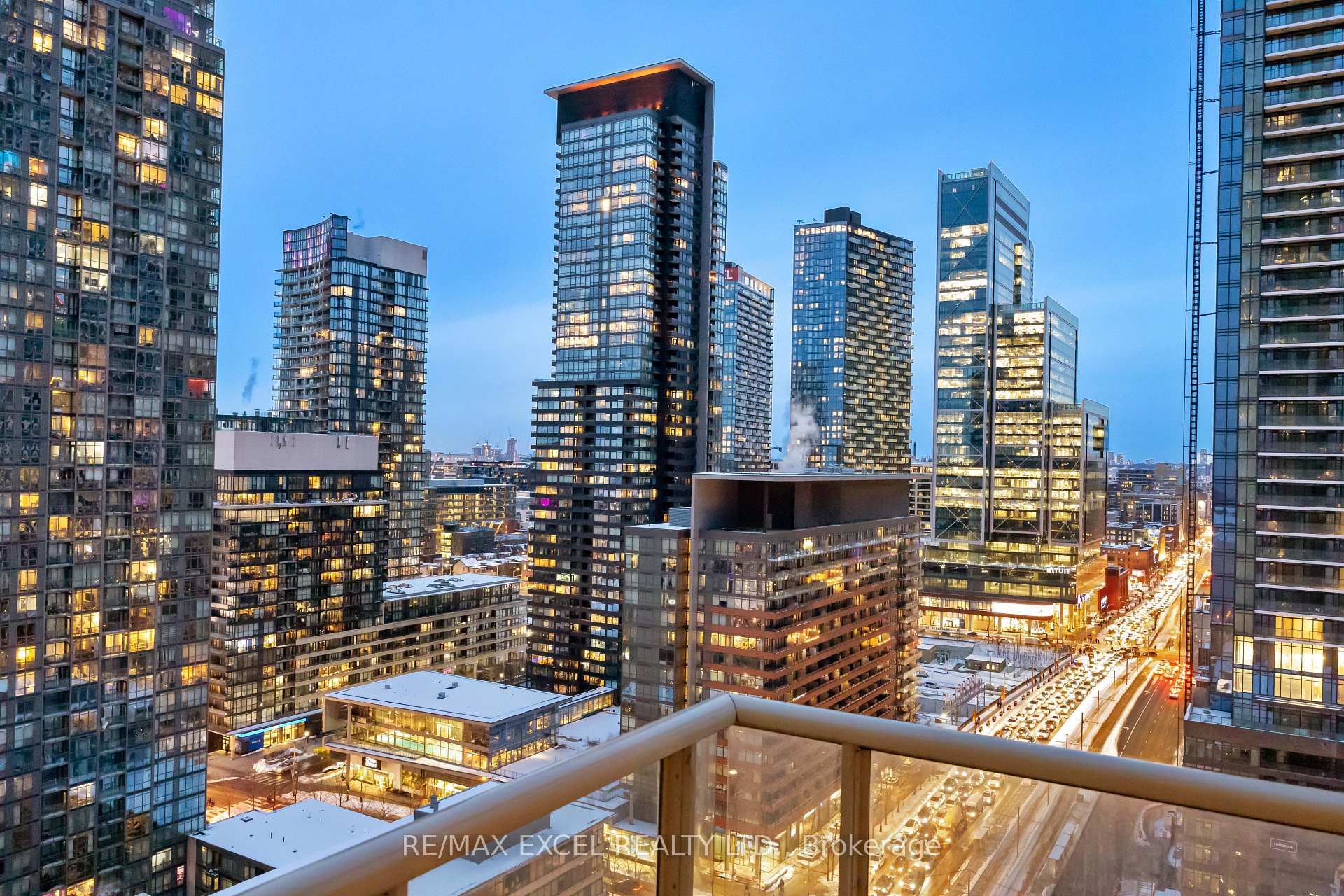 2 Bedrooms Condo at 35 Mariner, Toronto For sale