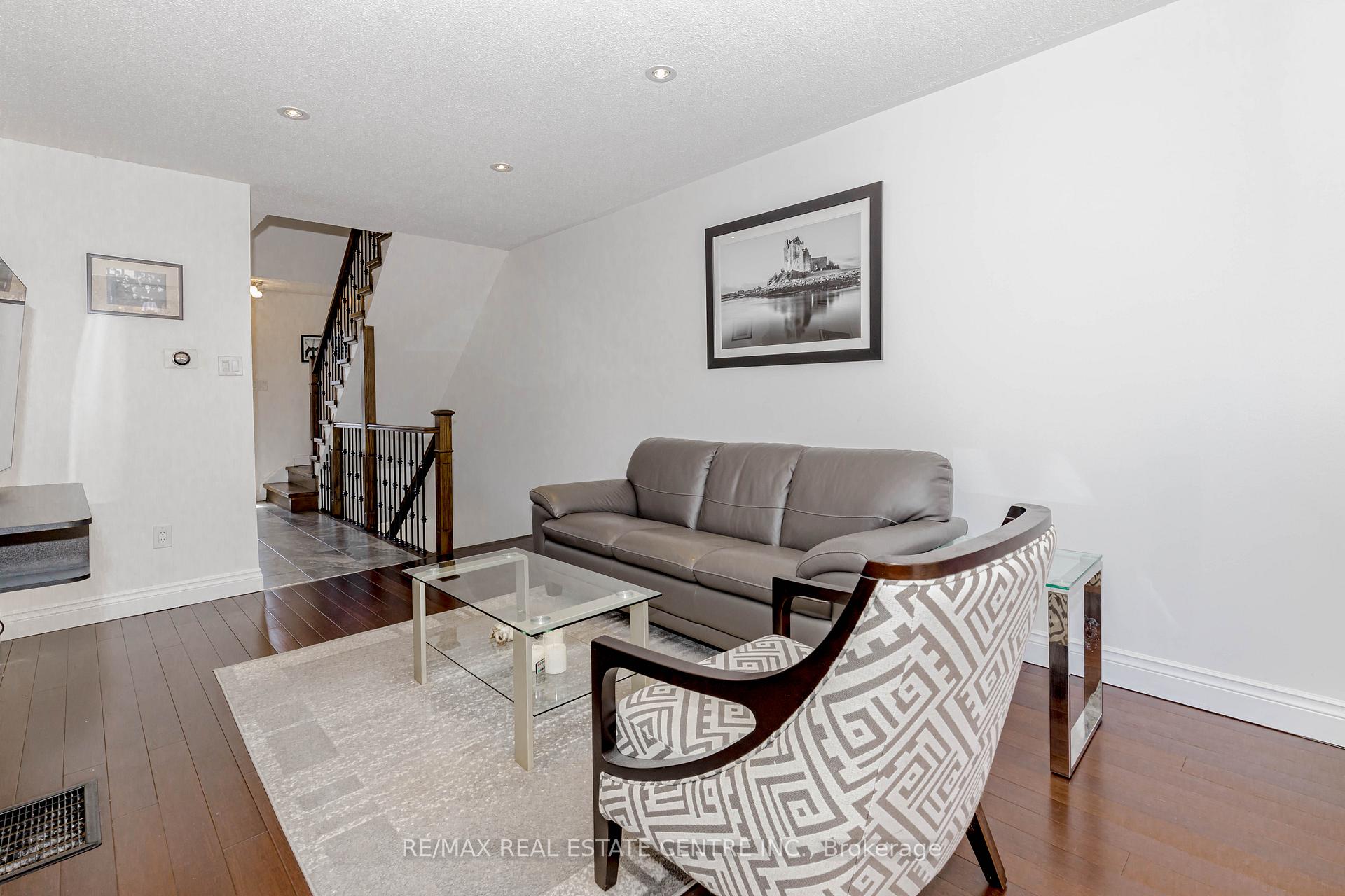 3 Bedrooms Condo at 1526 Lancaster,  Oakville For sale