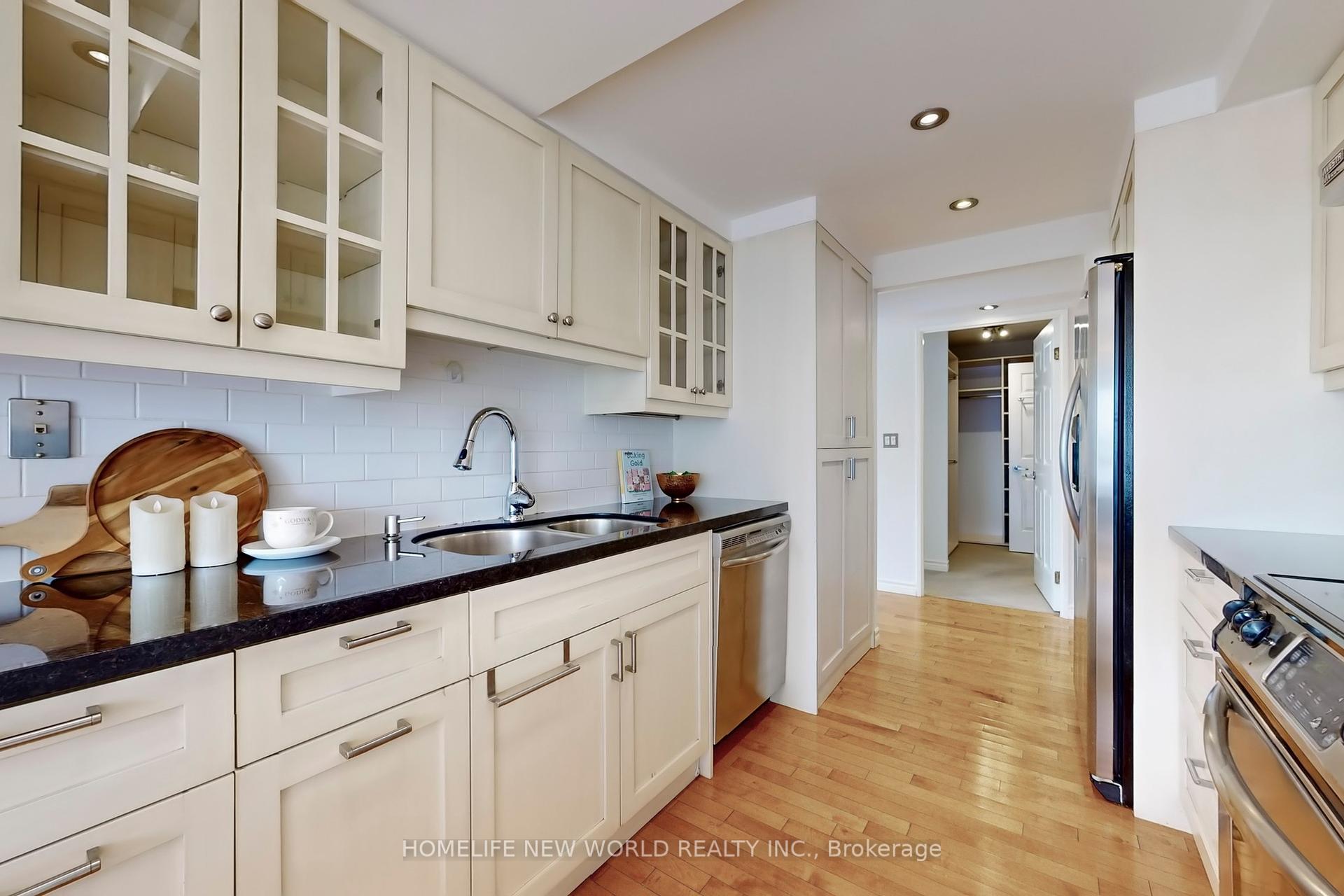 3 Bedrooms Condo at 7 Carlton, Toronto For sale