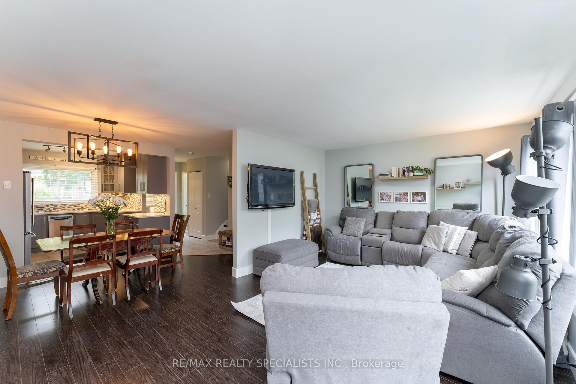 3 Bedrooms Condo at 2050 Upper Middle, Burlington For sale