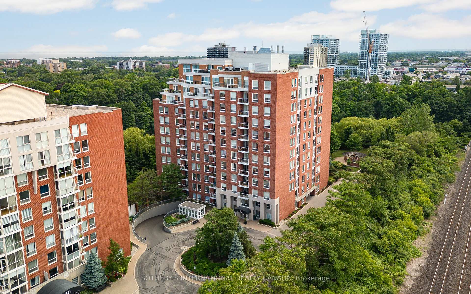 2 Bedrooms Condo at 40 Old Mill, Oakville For sale