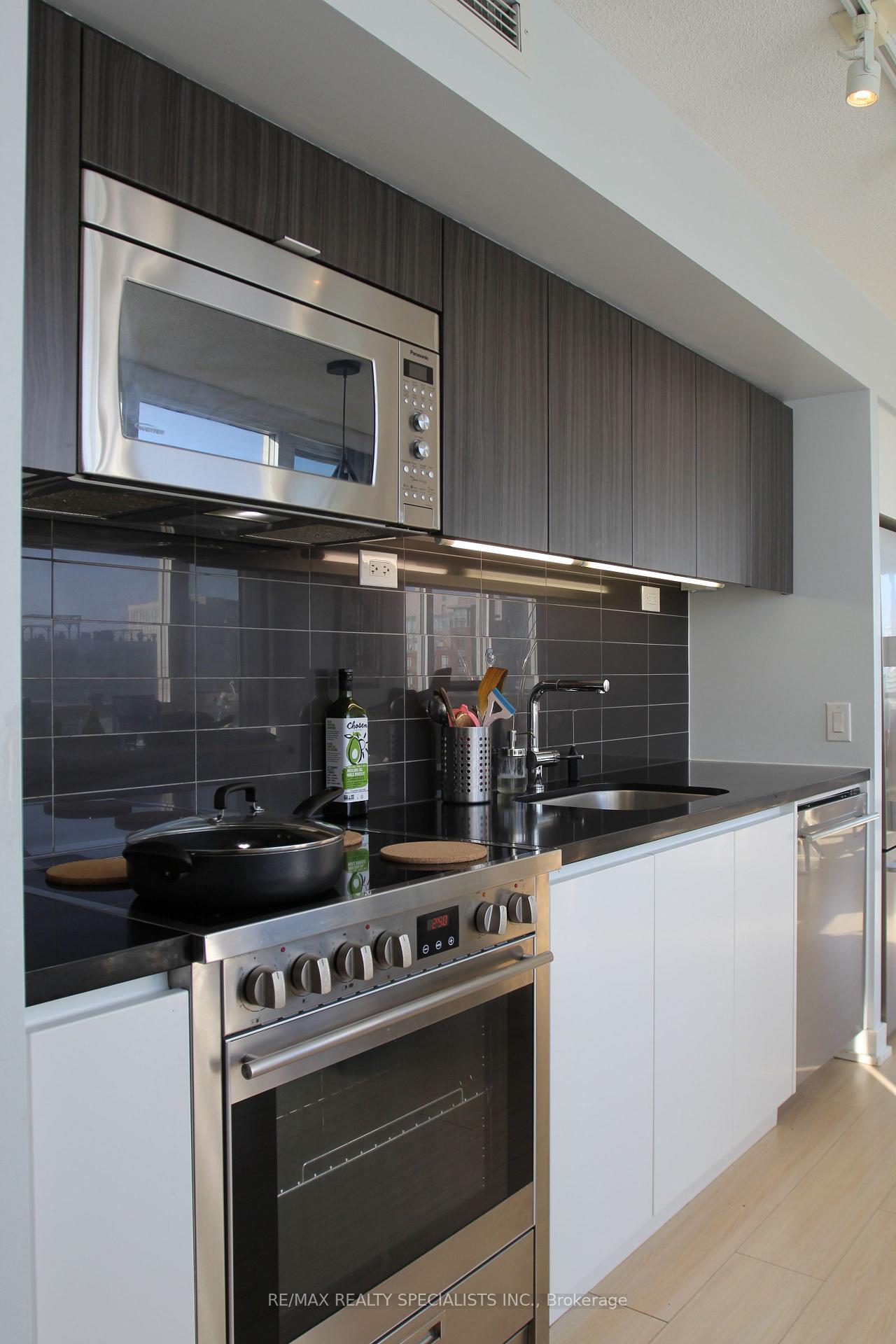 2 Bedrooms Condo at 75 Queens Wharf, Toronto For sale