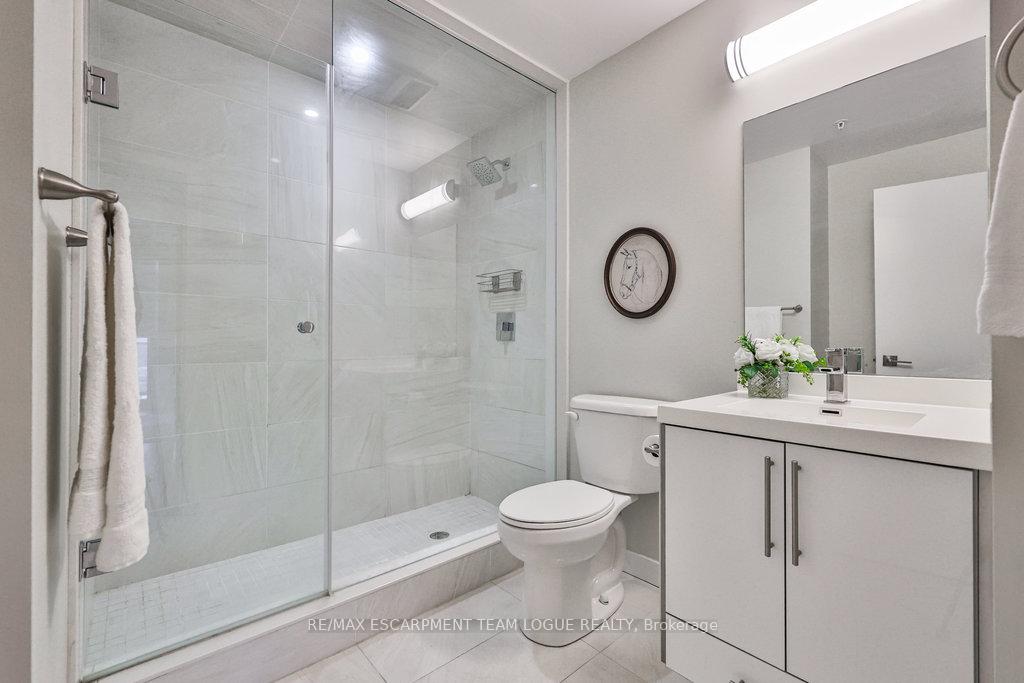 2 Bedrooms Condo at 2081 Fairview,  Burlington For sale