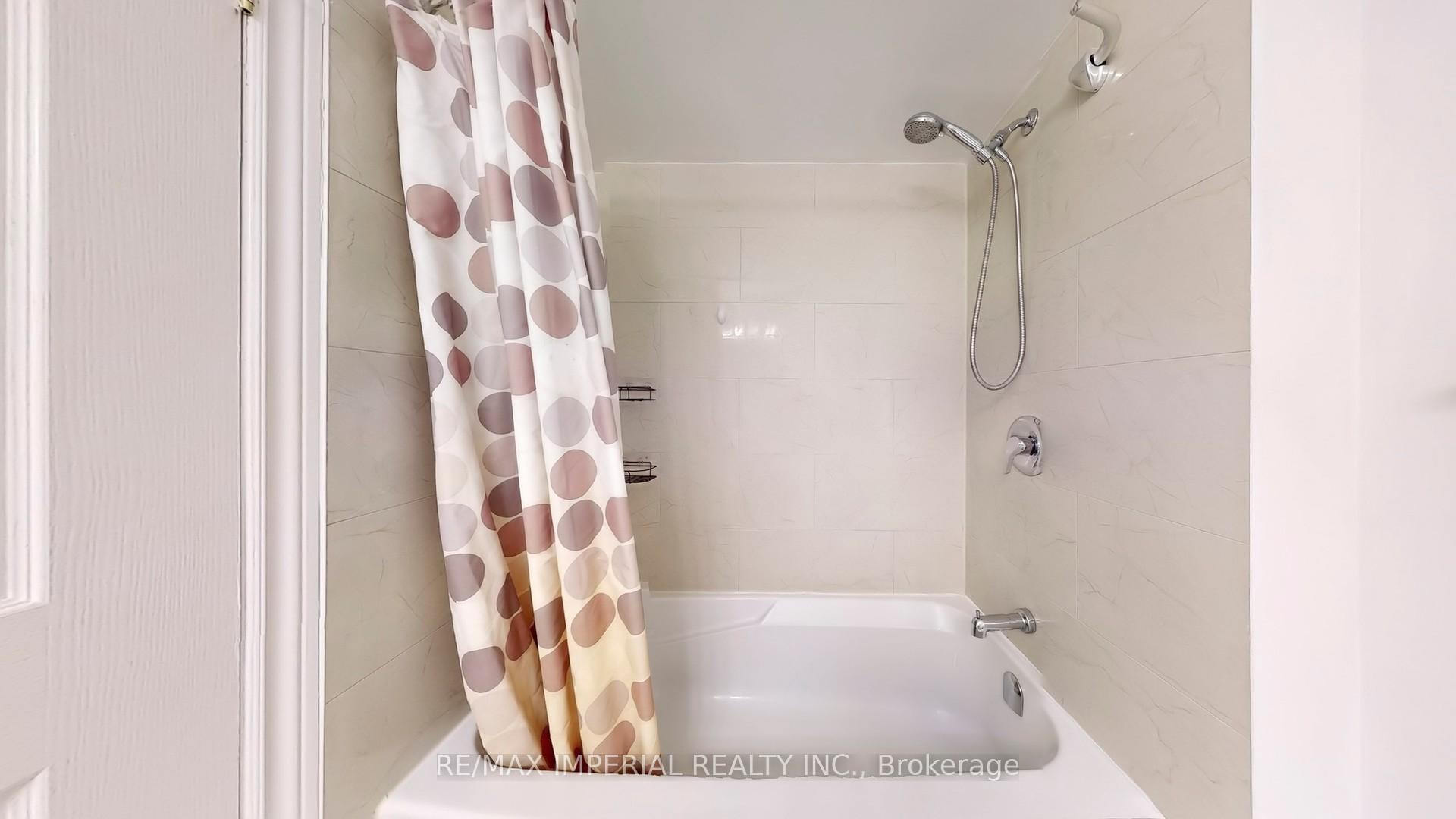 3 Bedrooms Condo at 18 Hollywood, Toronto For sale