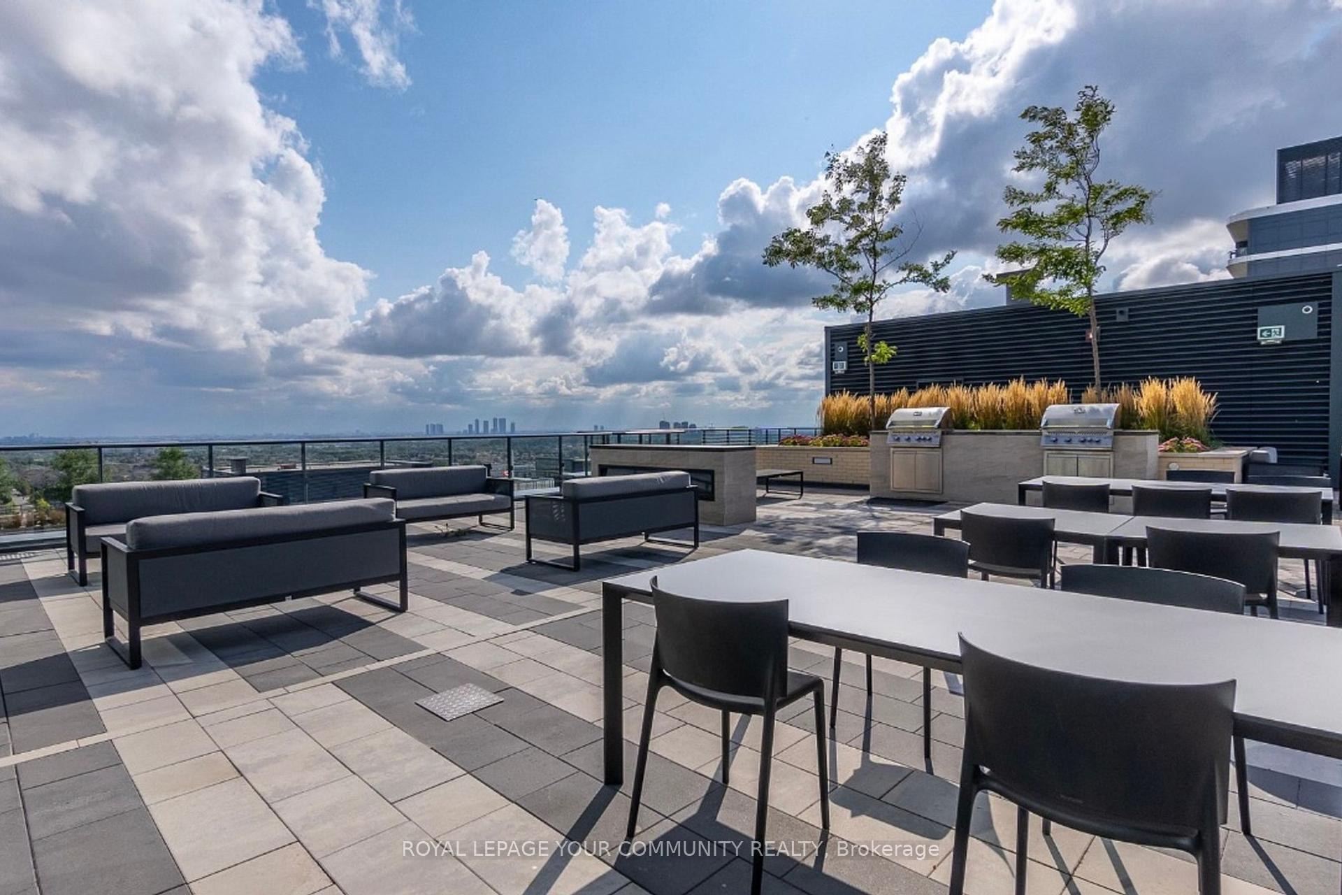 2 Bedrooms Co-op at 100 Eagle Rock, Vaughan For sale