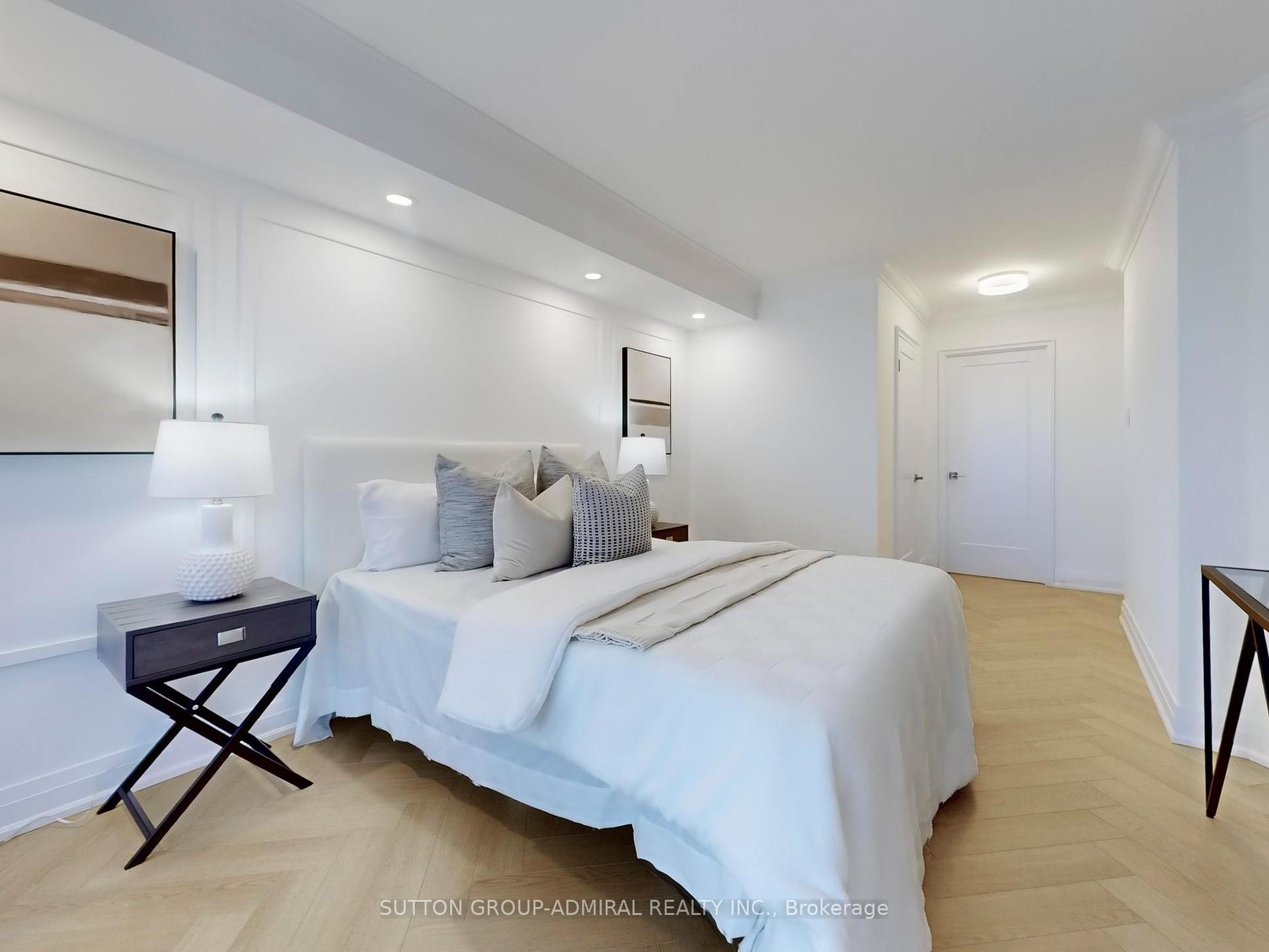 2 Bedrooms Condo at 11 Townsgate,  Vaughan For sale