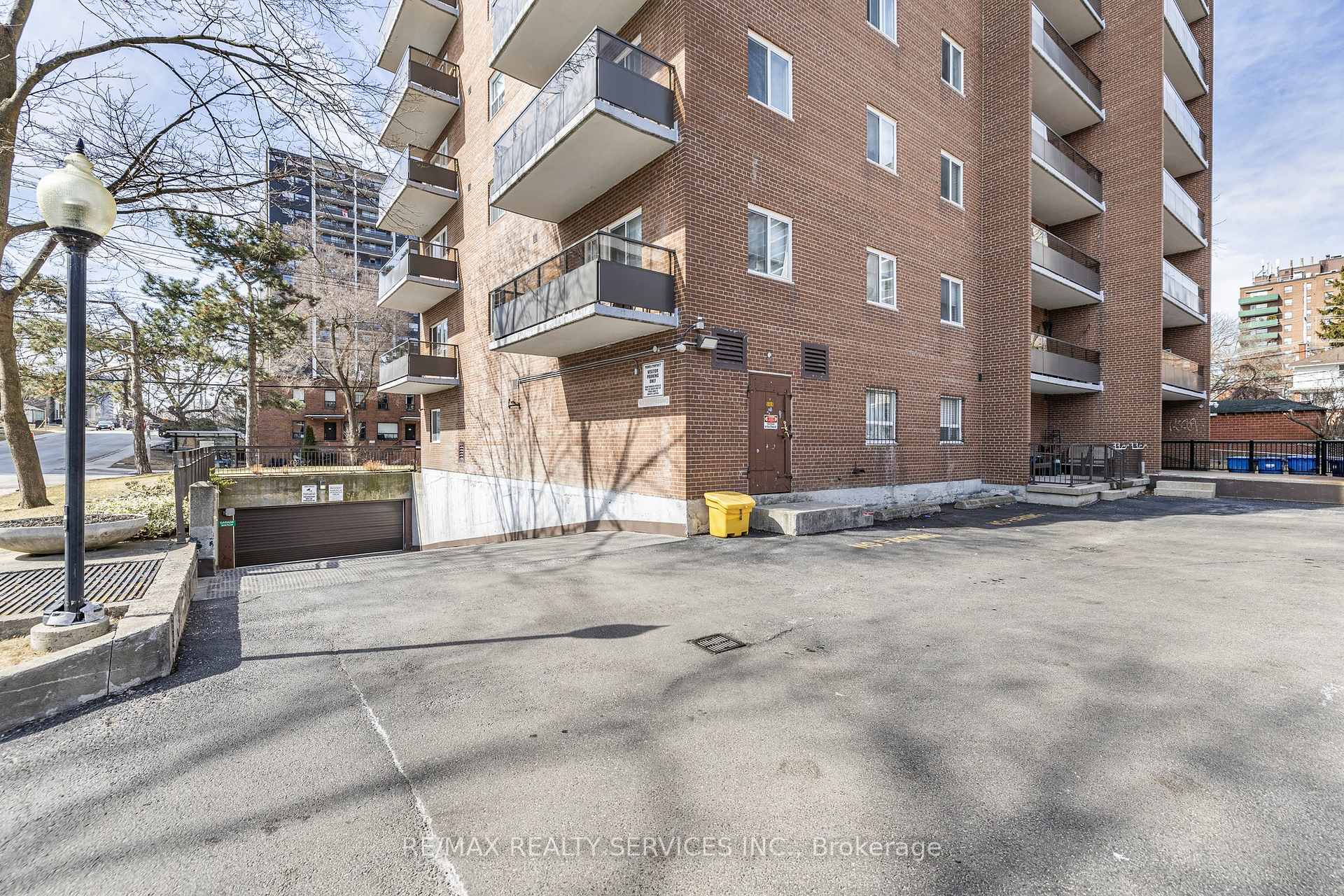 2 Bedrooms Condo at 15 Elizabeth, Mississauga For sale