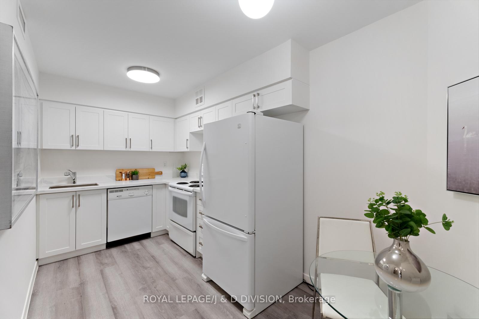 2 Bedrooms Condo at 25 Maitland,  Toronto For sale