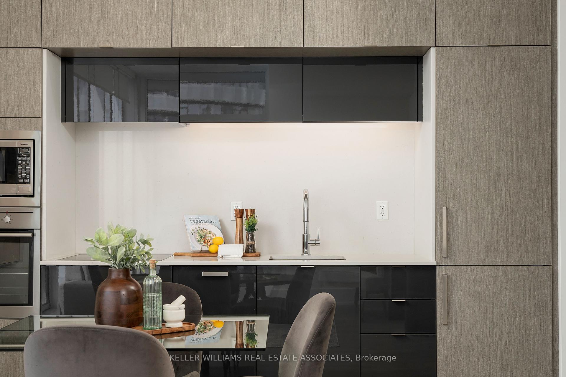 2 Bedrooms Condo at 10 York, Toronto For sale