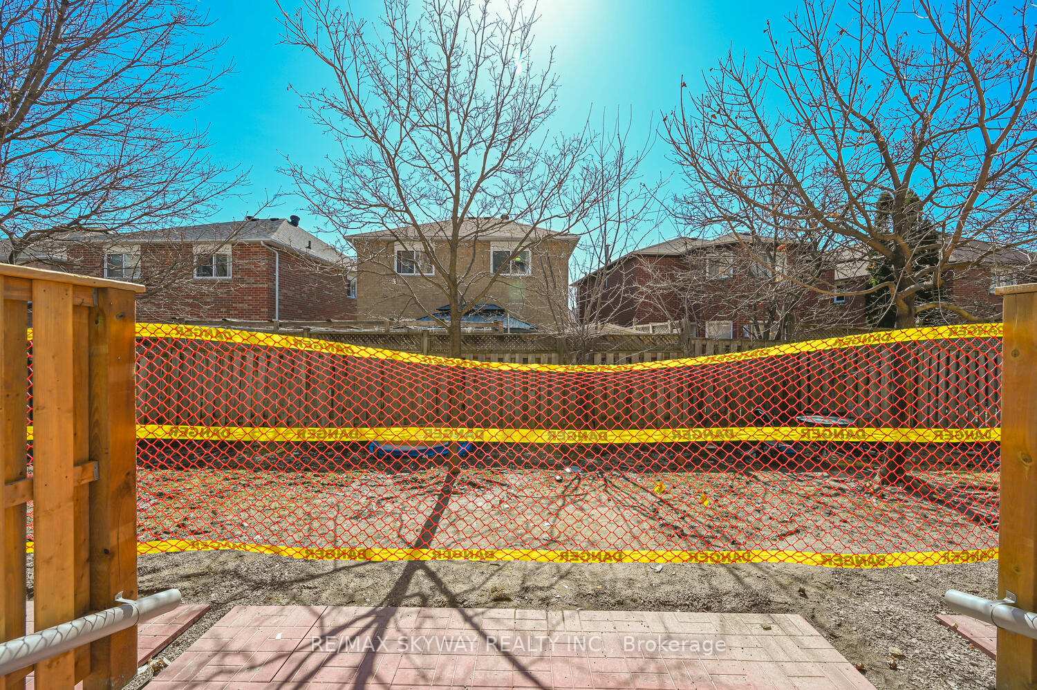 3 Bedrooms Condo at 50 Strathaven,  Mississauga For sale