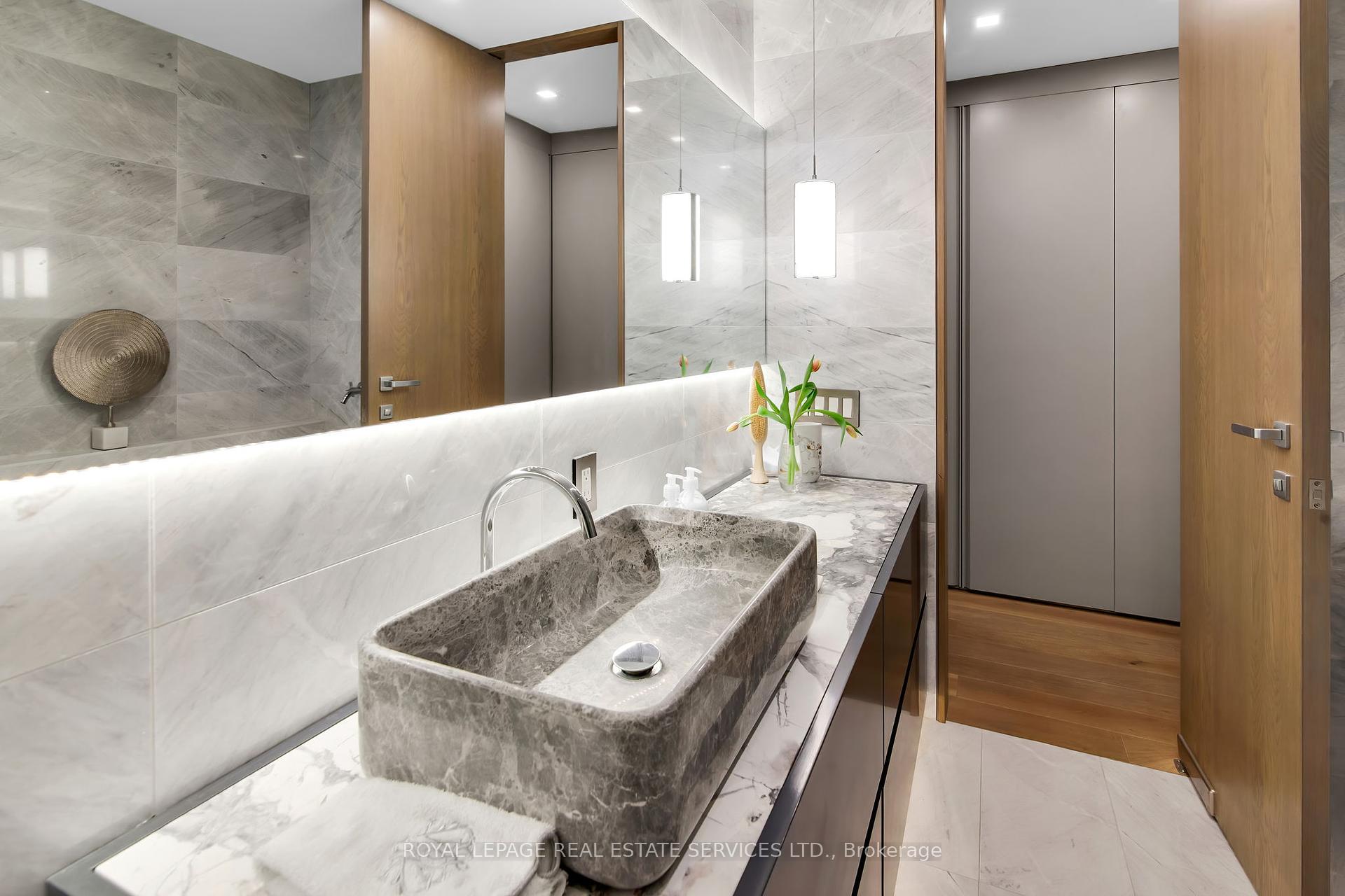 2 Bedrooms Condo at 38 Avenue, Toronto For sale