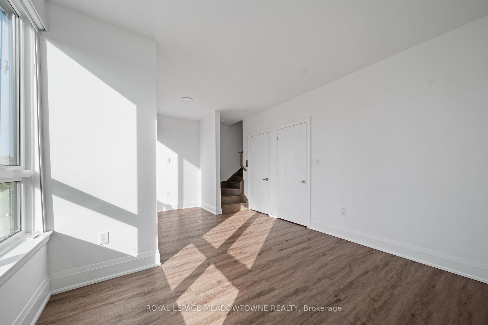 4 Bedrooms Condo at 121 High, Mississauga For sale