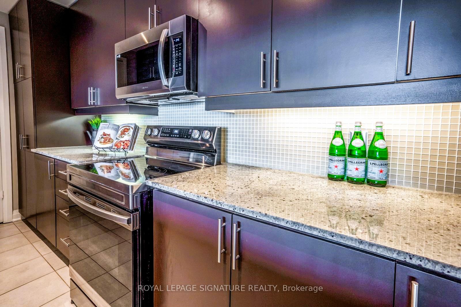 3 Bedrooms Condo at 1055 Southdown, Mississauga For sale