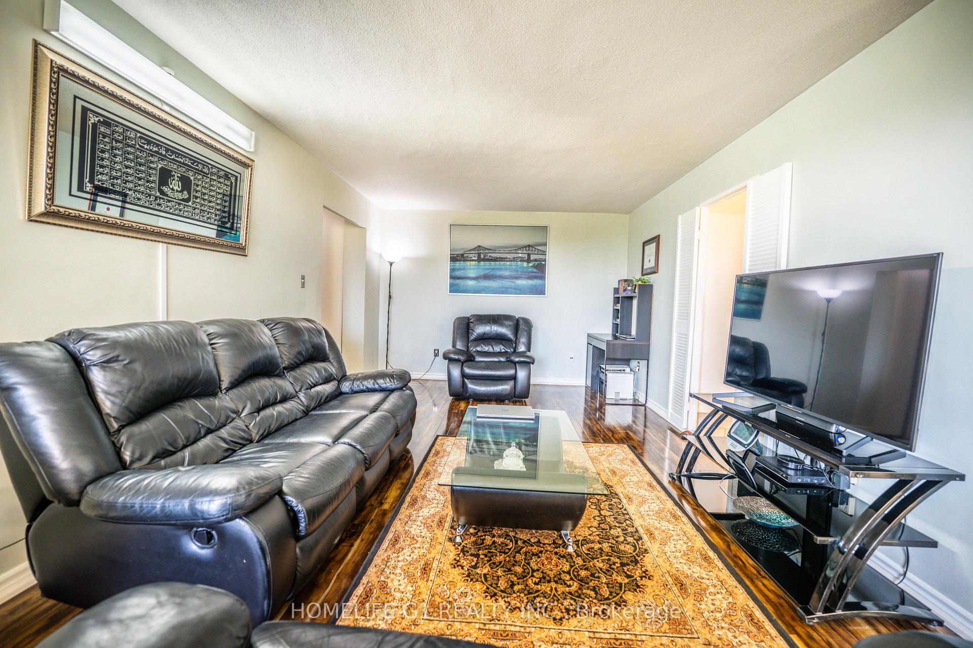 3 Bedrooms Condo at 5 Shady, Toronto For sale