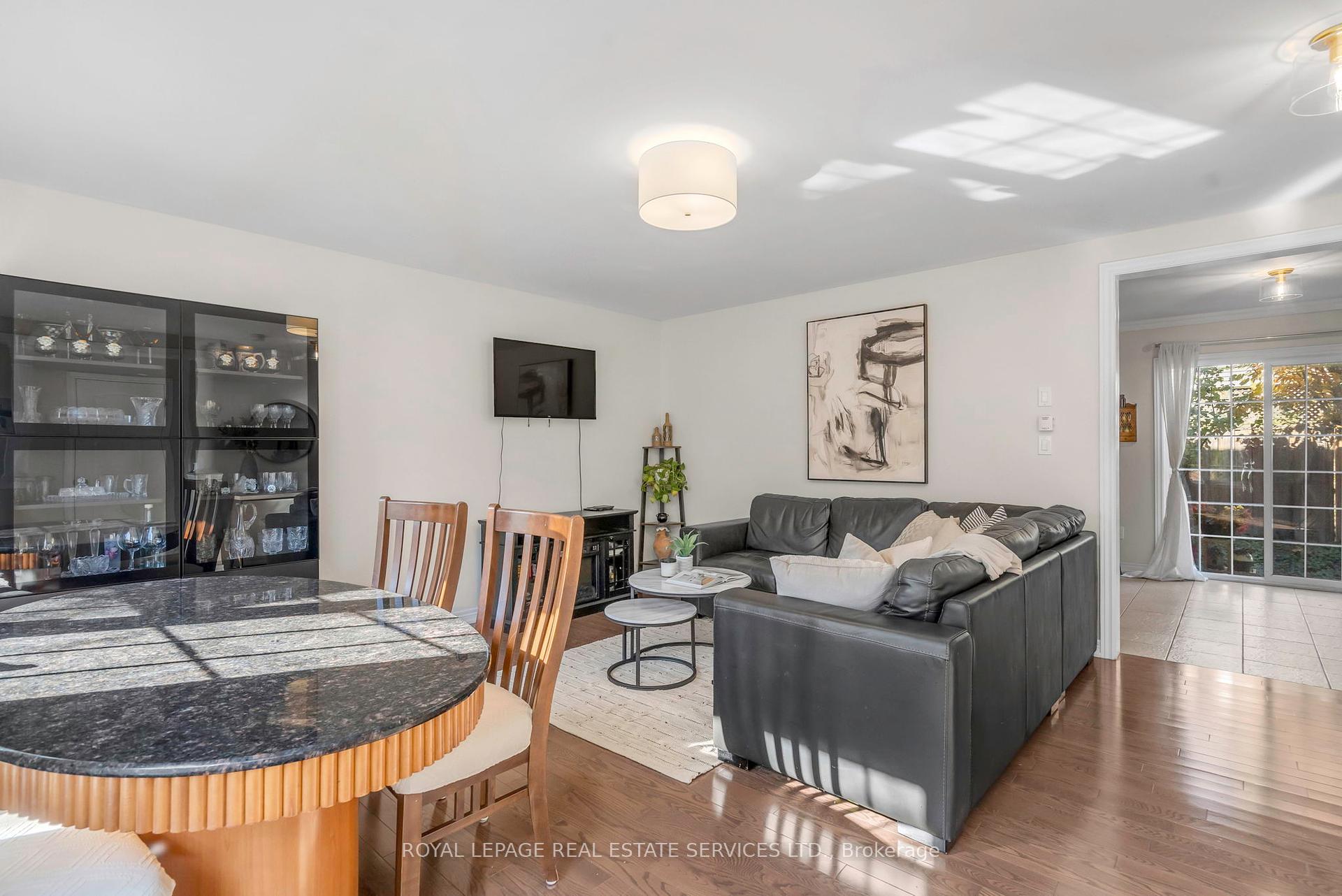 3 Bedrooms Condo at 3040 Fifth, Mississauga For sale