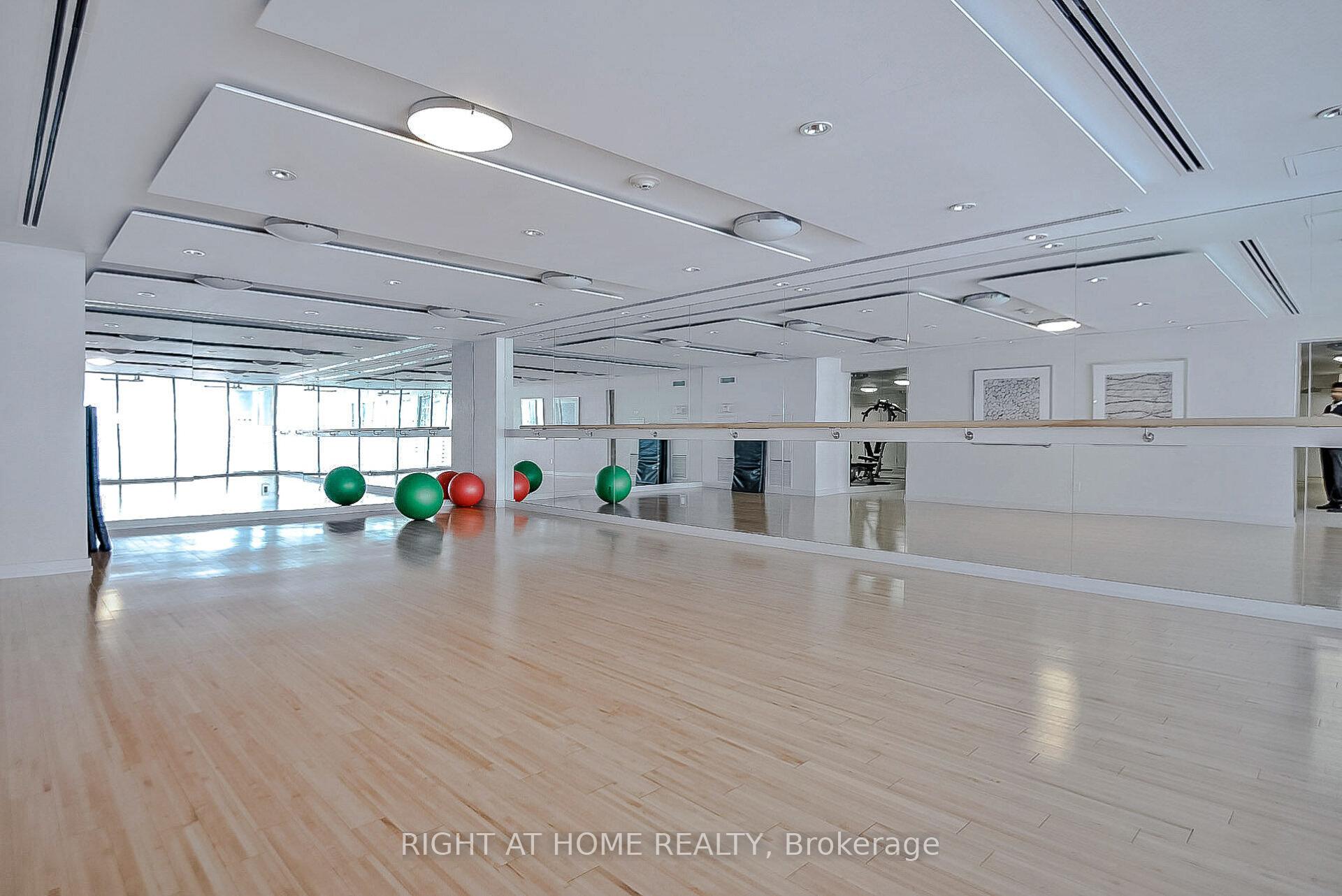 2 Bedrooms Condo at 225 Webb, Mississauga For sale