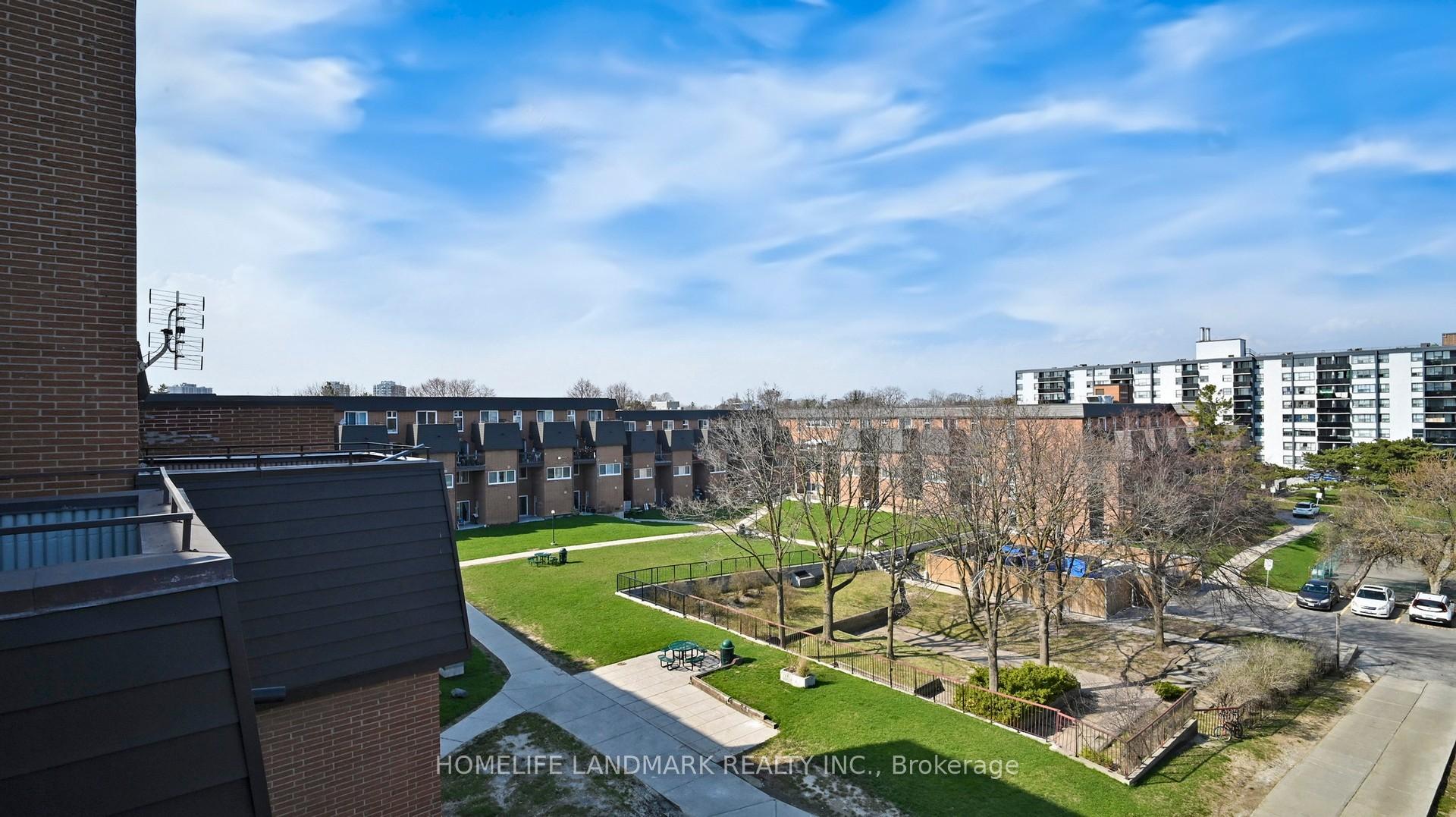 3 Bedrooms Condo at 1395 Williamsport, Mississauga For sale