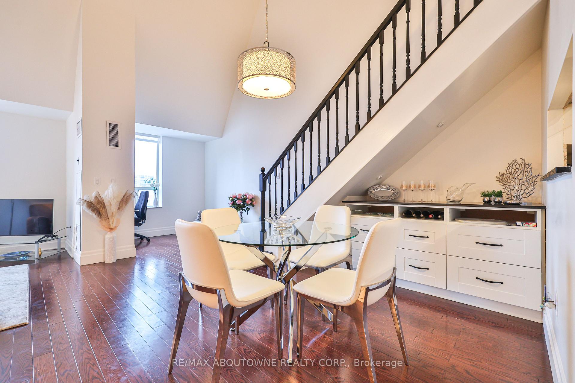 2 Bedrooms Condo at 185 Robinson, Oakville For sale