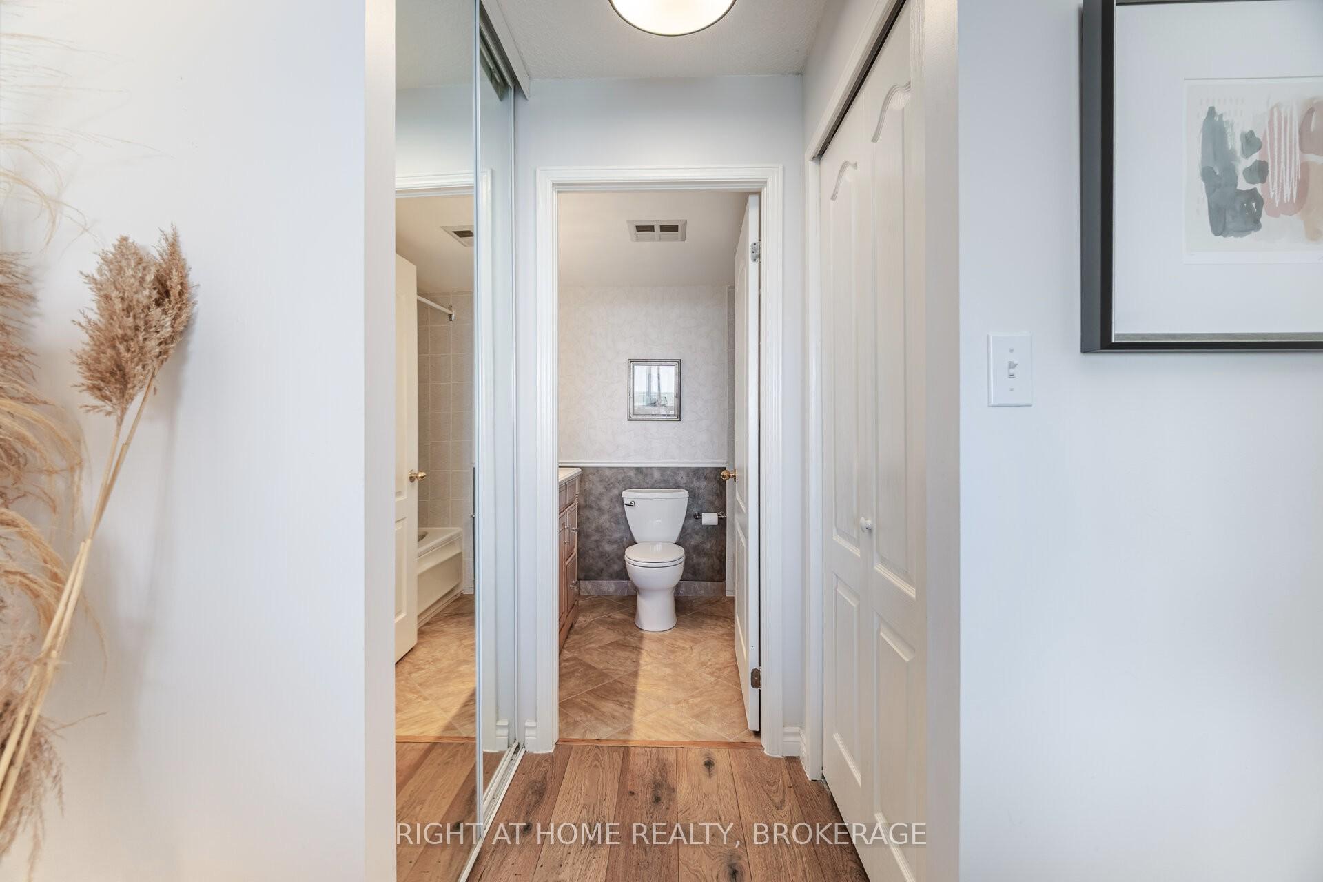3 Bedrooms Condo at 1276 Maple Crossing, Burlington For sale