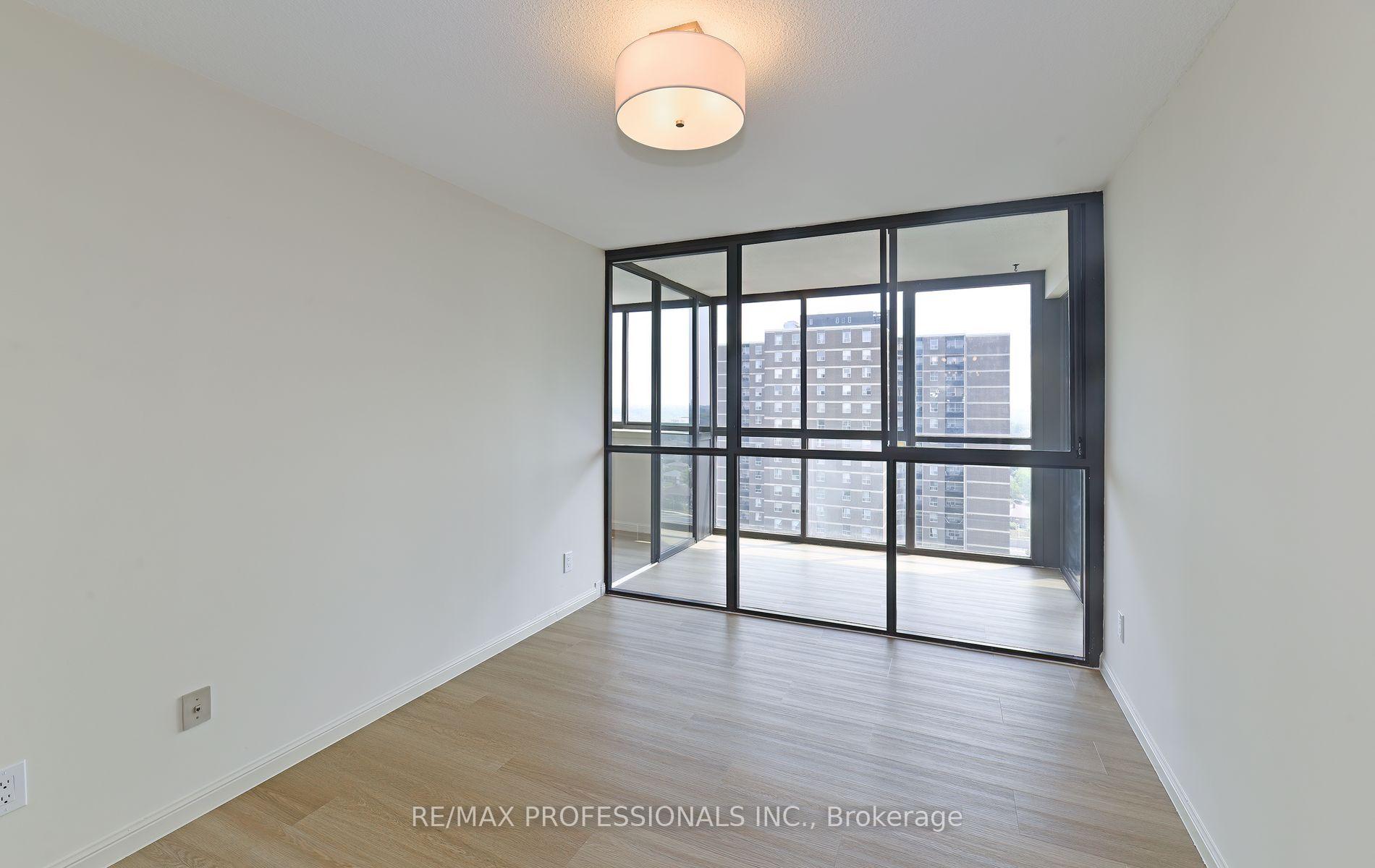 3 Bedrooms Condo at 40 Richview, Toronto For sale