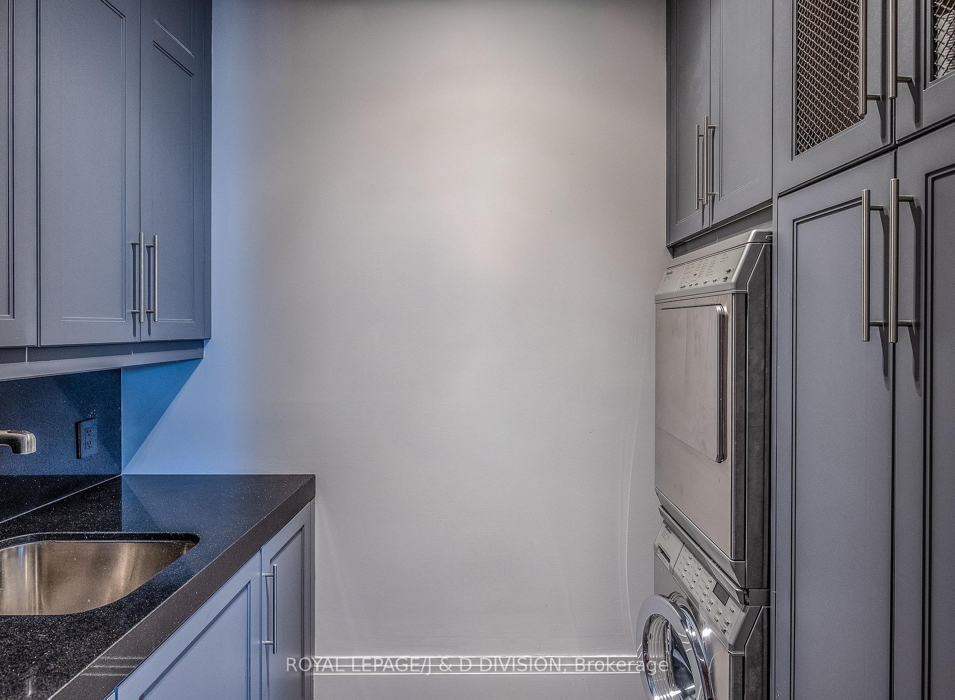 3 Bedrooms Condo at 68 Yorkville,  Toronto For sale