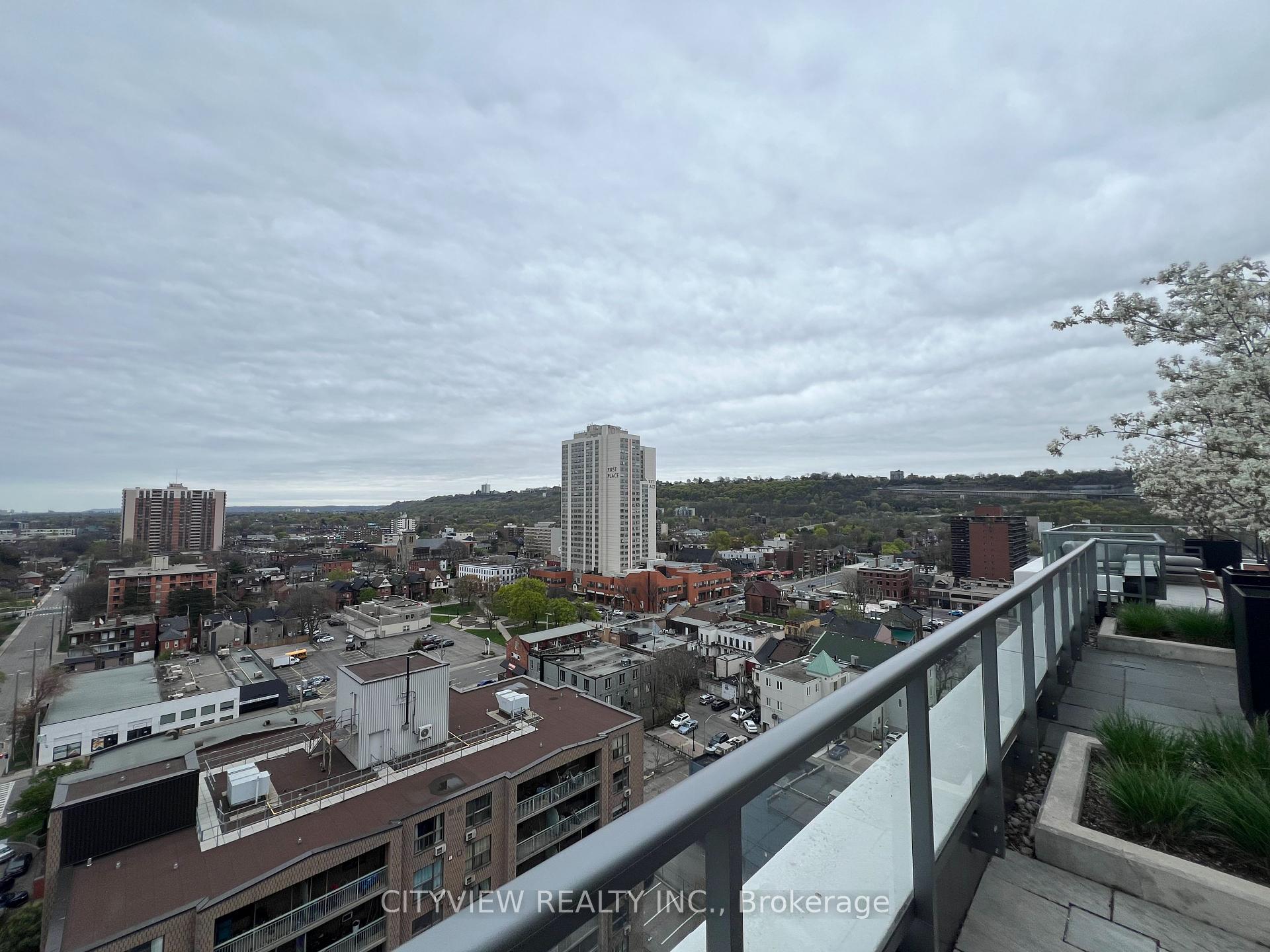 2 Bedrooms Condo at 212 king William, Hamilton For sale