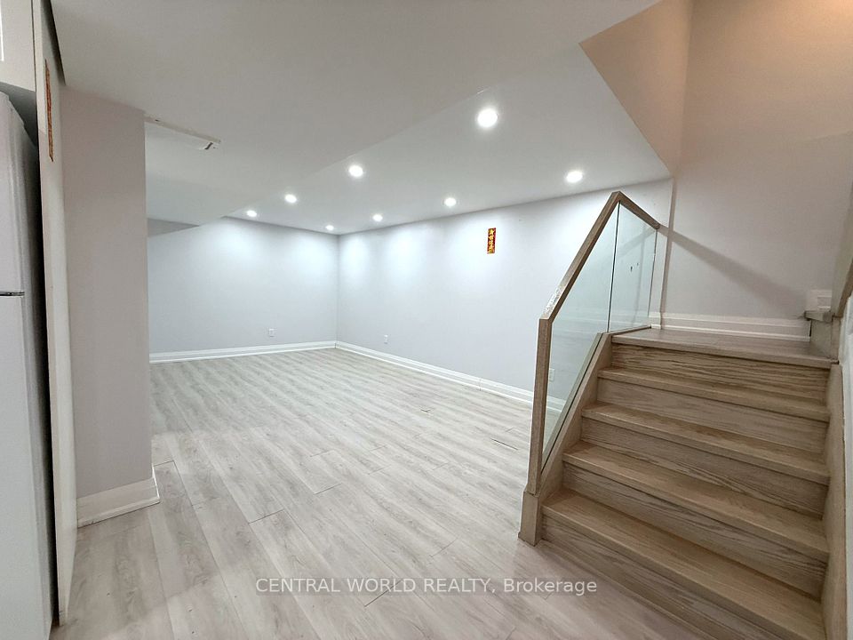 141 Upton Crescent, Markham, ON L3R 3T3