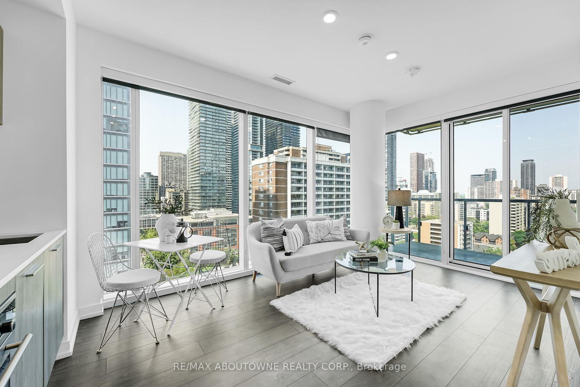 2 Bedrooms Condo at 3 Gloucester, Toronto For sale